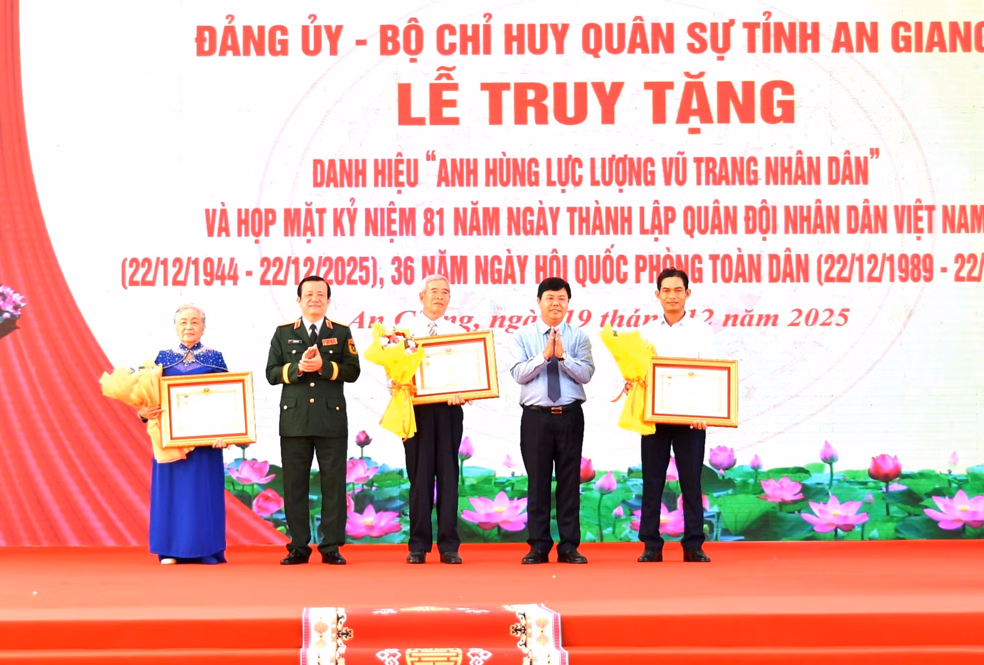 Bí thư Tỉnh ủy An Giang Nguyễn Tiến Hải và Trung tướng Hồ Văn Thái, Chính ủy Quân khu 9 trao quyết định Truy tặng danh hiệu Anh hùng LLVT Nhân dân cho gia đình Thượng tá Nguyễn Thành Kính, Thiếu tá Võ Đông Trạch (Tư Trạch) và gia đình Liệt sĩ Trần Văn Tủy (Hai Tăng).