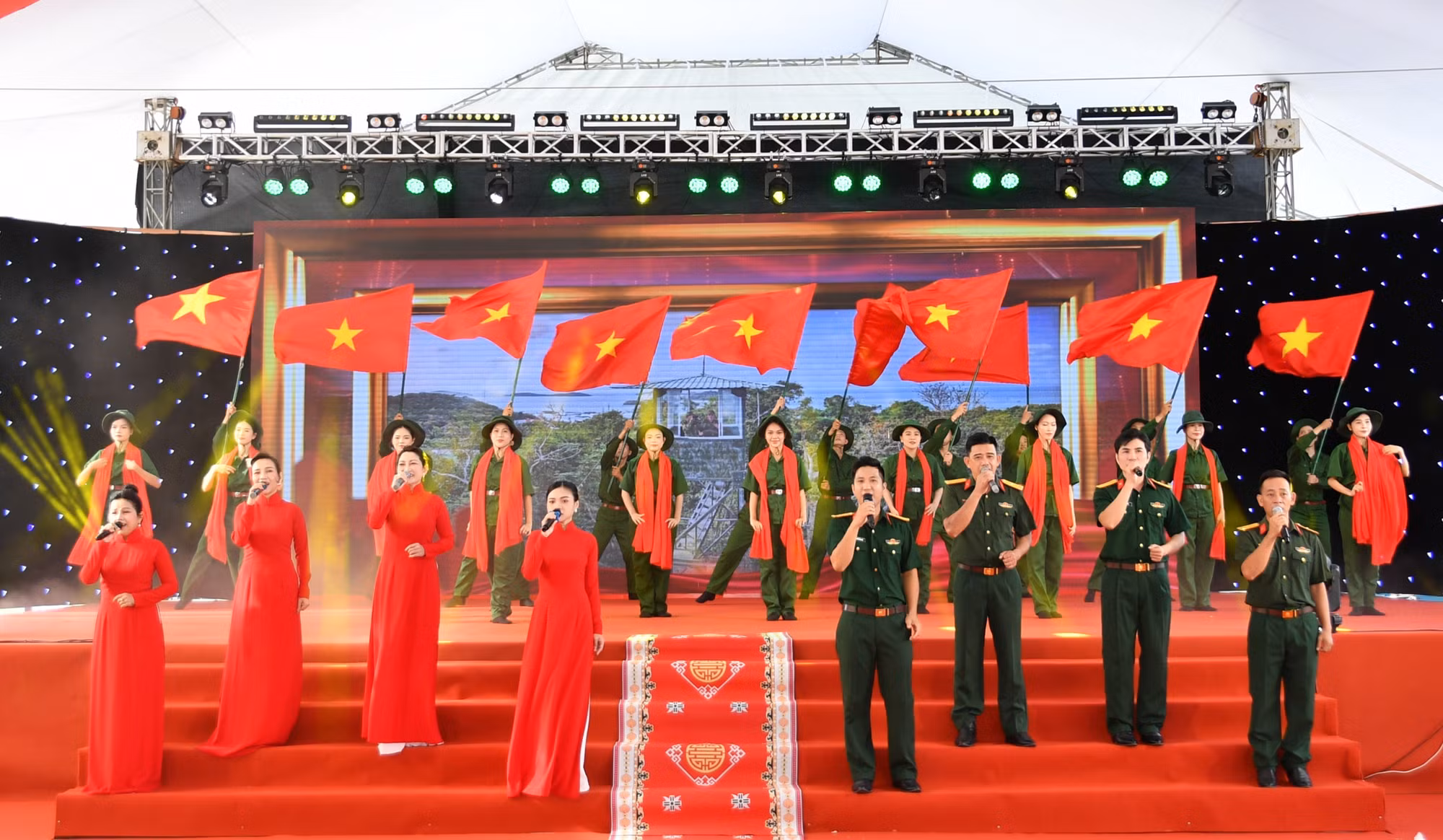 Tiết mục văn nghệ tại buổi họp mặt.