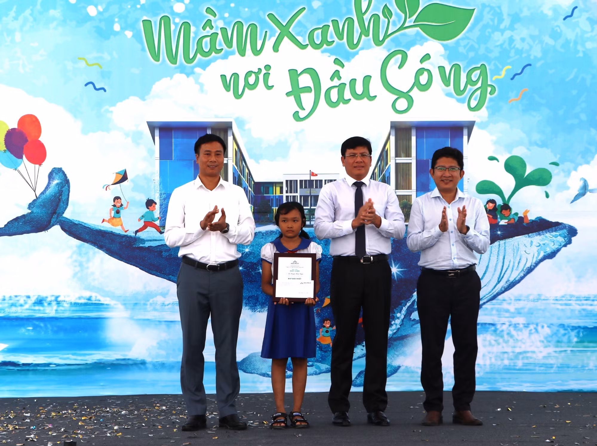 Ban tổ chức trao giải A cuộc thi vẽ tranh với chủ đề “Ngôi trường mơ ước - Biển đảo quê hương”.