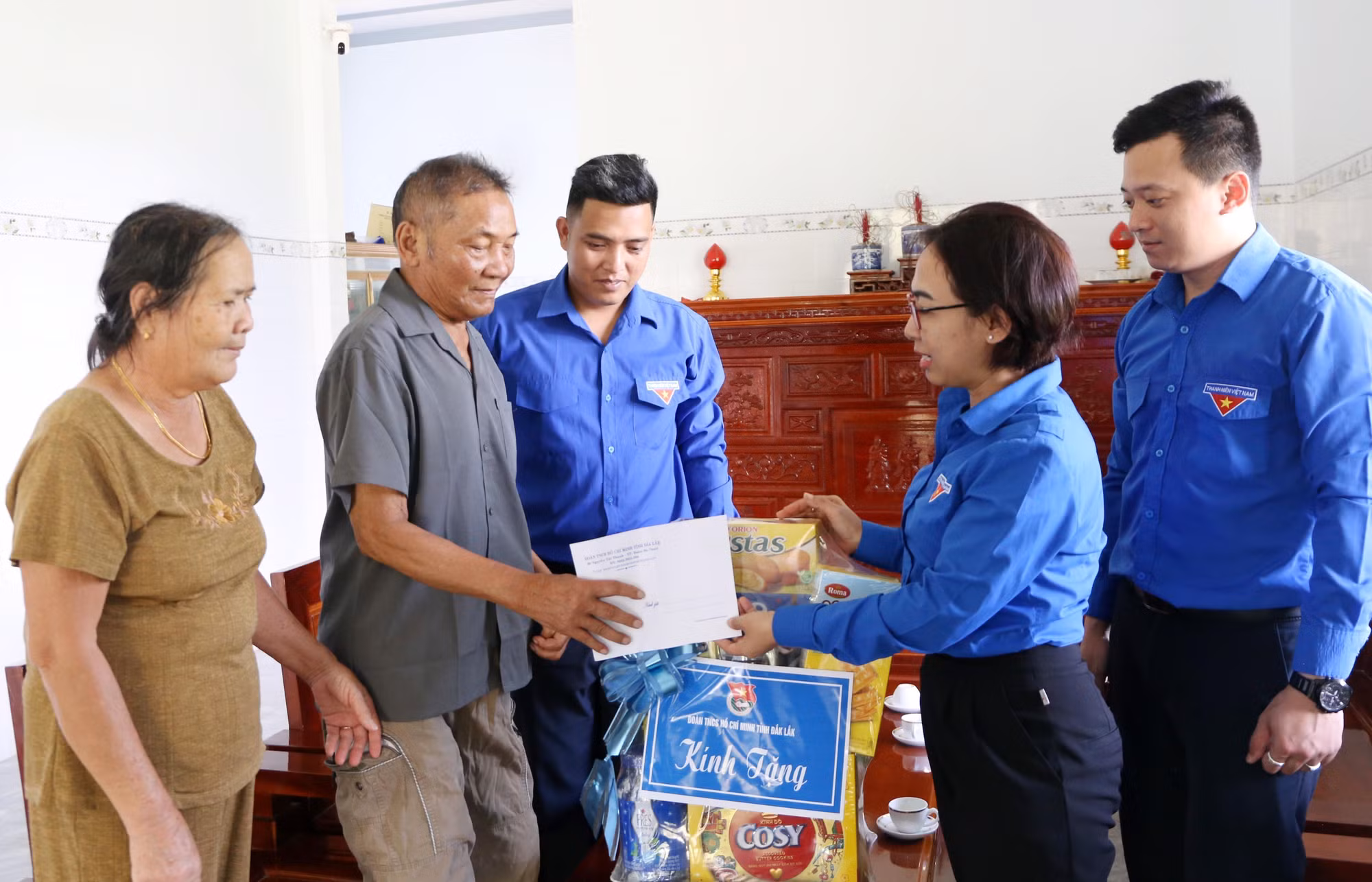 Tuổi trẻ Đắk Lắk thăm, tặng quà gia đình thương binh có công với cách mạng sau Lễ ra quân.