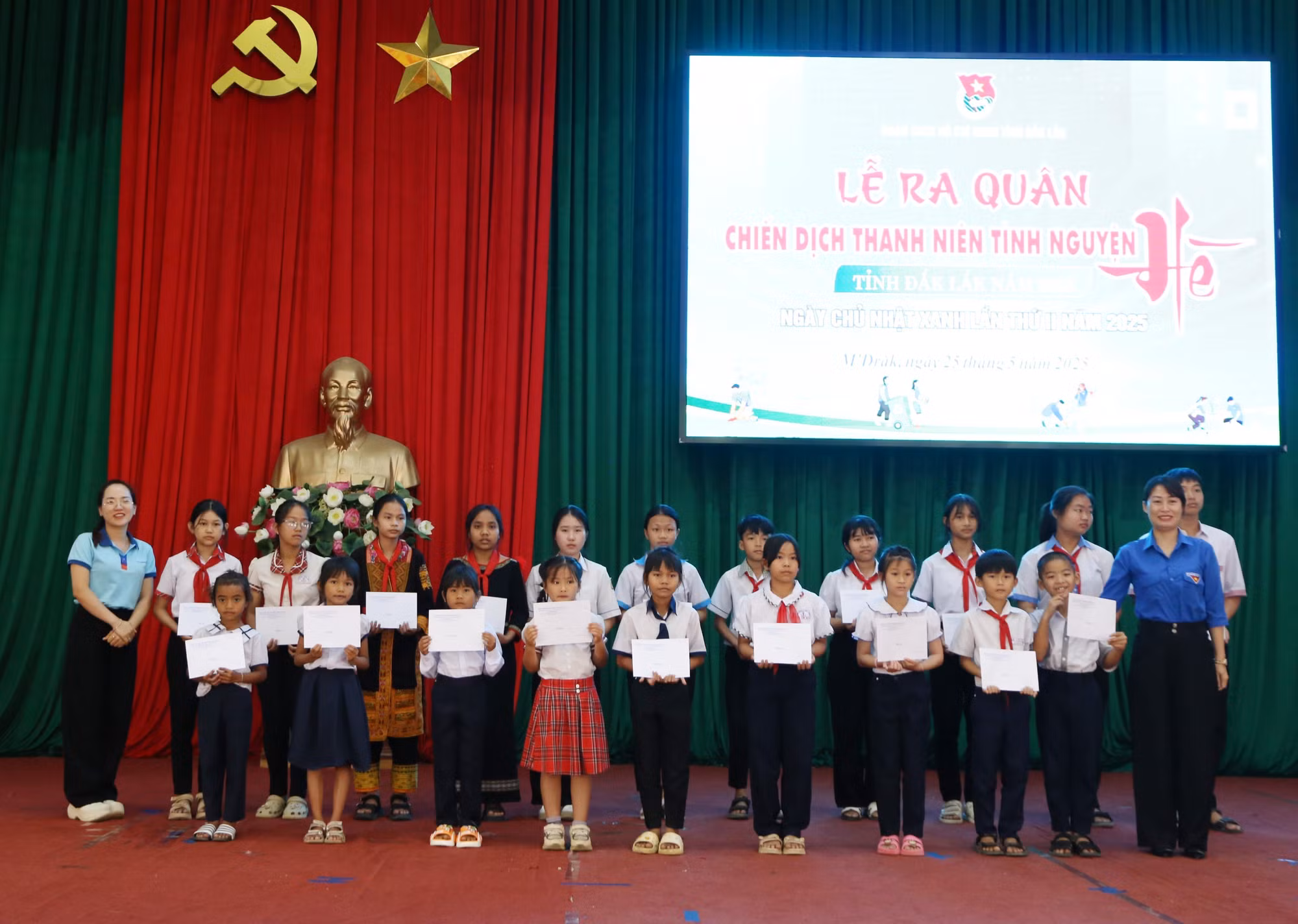 Trao học bổng tặng học sinh vượt khó học giỏi tại chương trình.