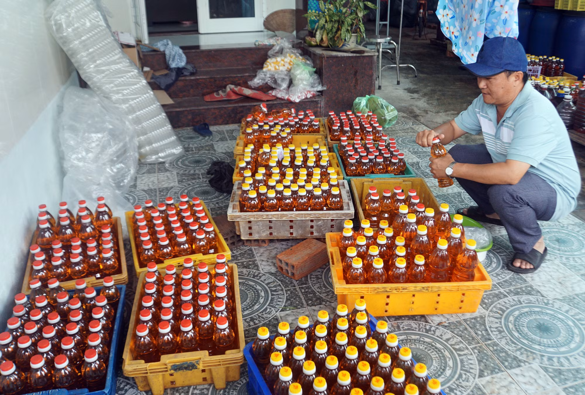 Nước mắm Đề Gi được đóng chai các loại lớn nhỏ, sẵn sàng cung ứng cho thị trường Tết.