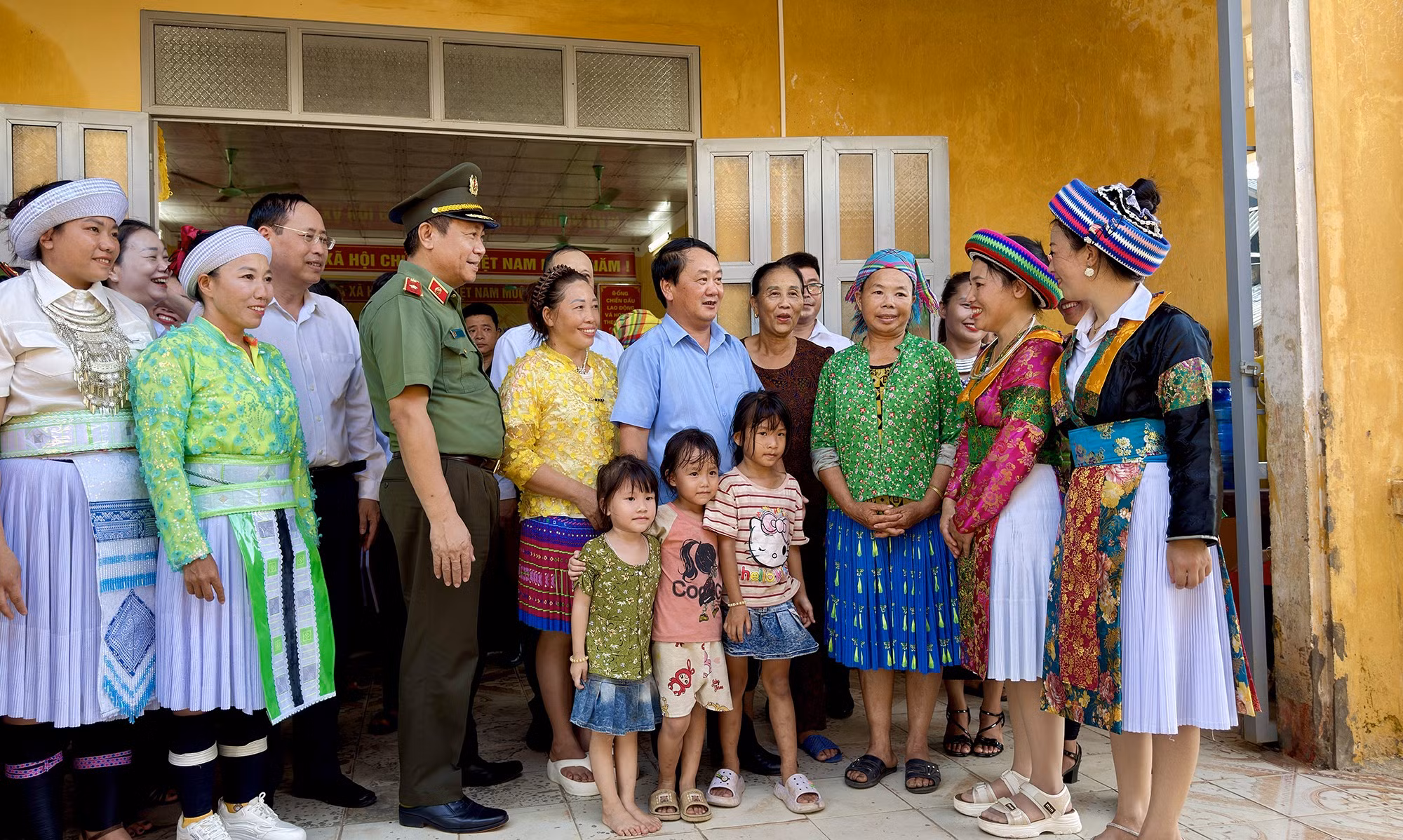 Bí thư Tỉnh ủy Hầu A Lềnh và Thiếu tướng Nguyễn Đức Thuận, Giám đốc Công an tỉnh trò chuyện với nhân dân thôn Ngòi Sen, xã Yên Phú. Ảnh: TTXVN phát