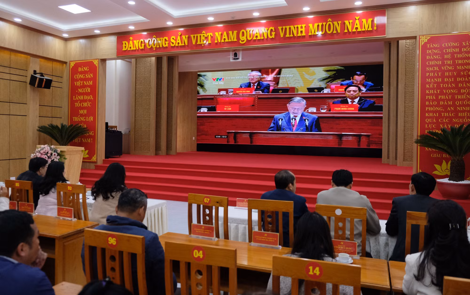 Cán bộ, đảng viên của phường Langbiang - Đà Lạt (Lâm Đồng) theo dõi trực tuyến Đại hội XIV của Đảng diễn ra trong những ngày qua.