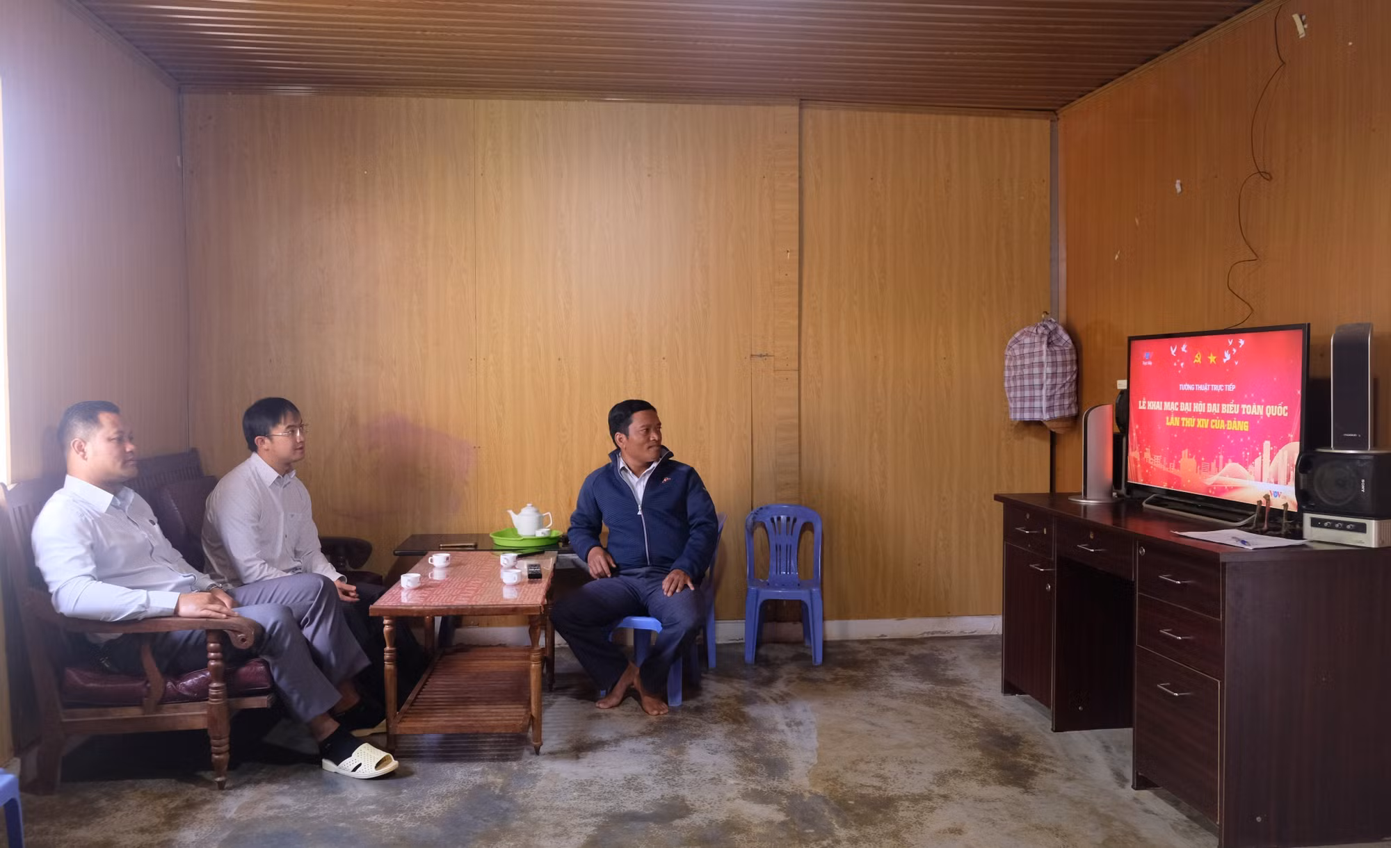 Cán bộ, đảng viên đồng bào dân tộc K’Ho ở phường Langbiang - Đà Lạt quan tâm theo dõi Đại hội XIV của Đảng ngay từ những ngày đầu tiên.