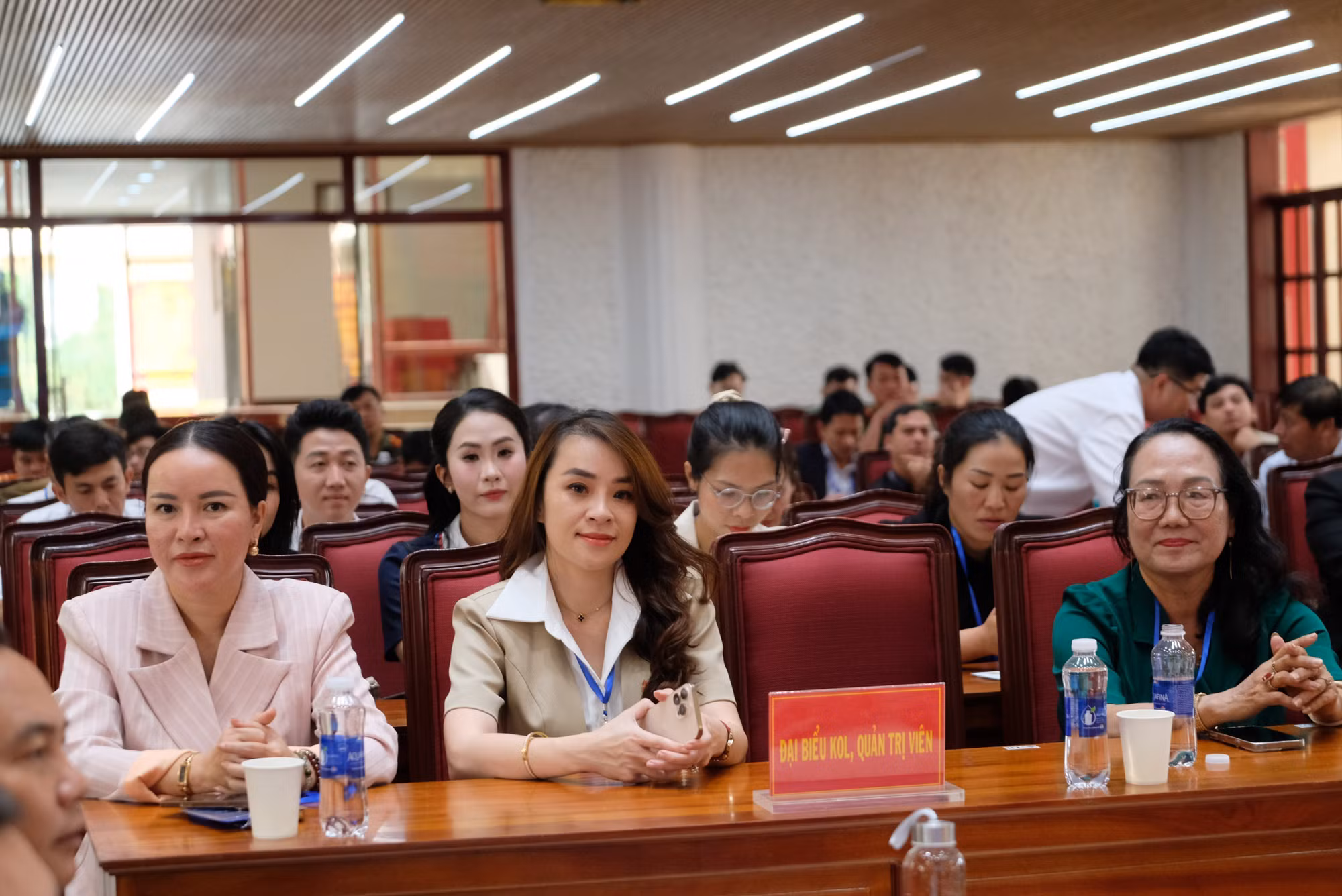 Các đại biểu tham dự chương trình.