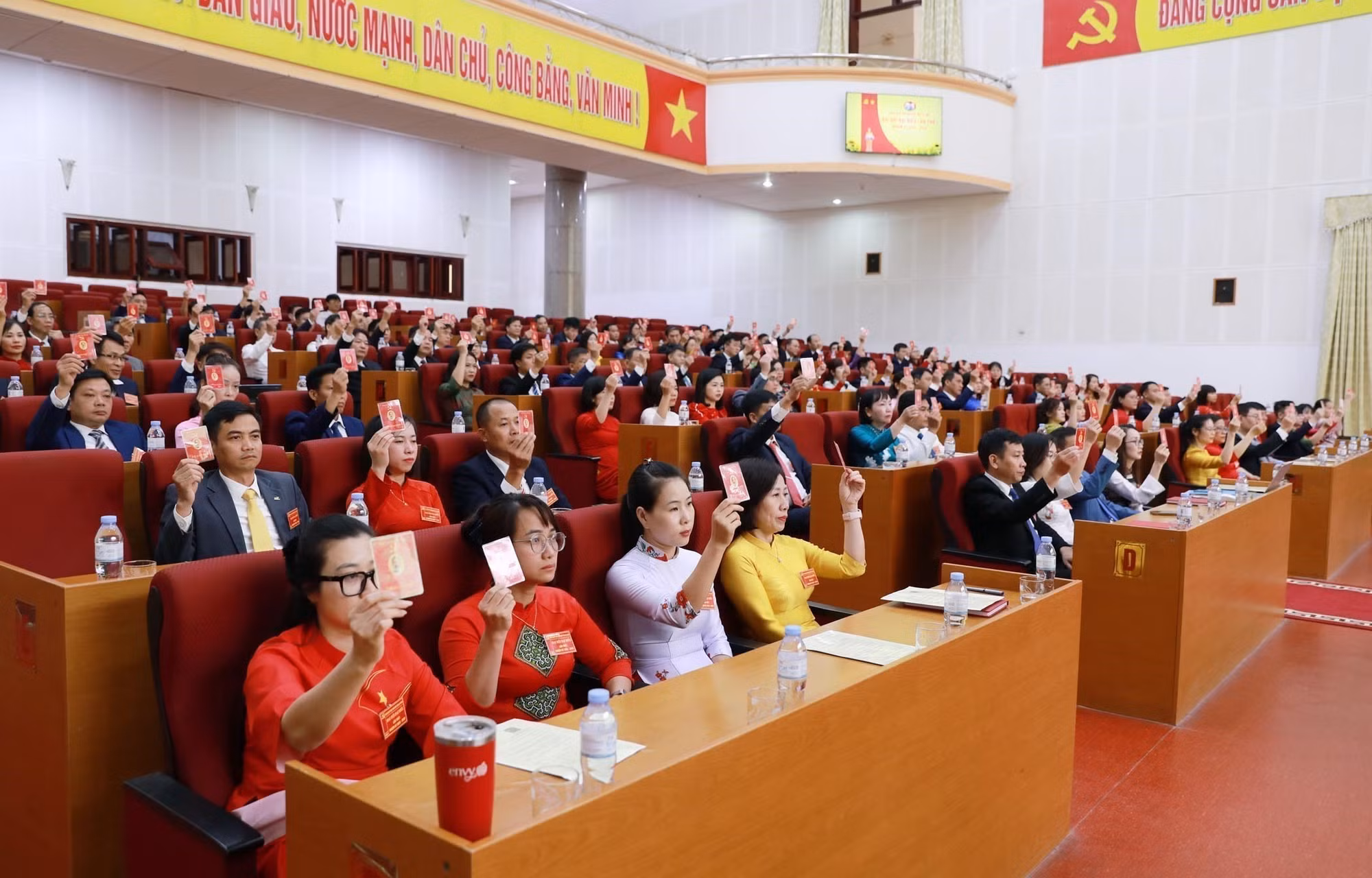 Đại biểu biểu quyết thông qua báo cáo thẩm tra tư cách đại biểu tại Đại hội.