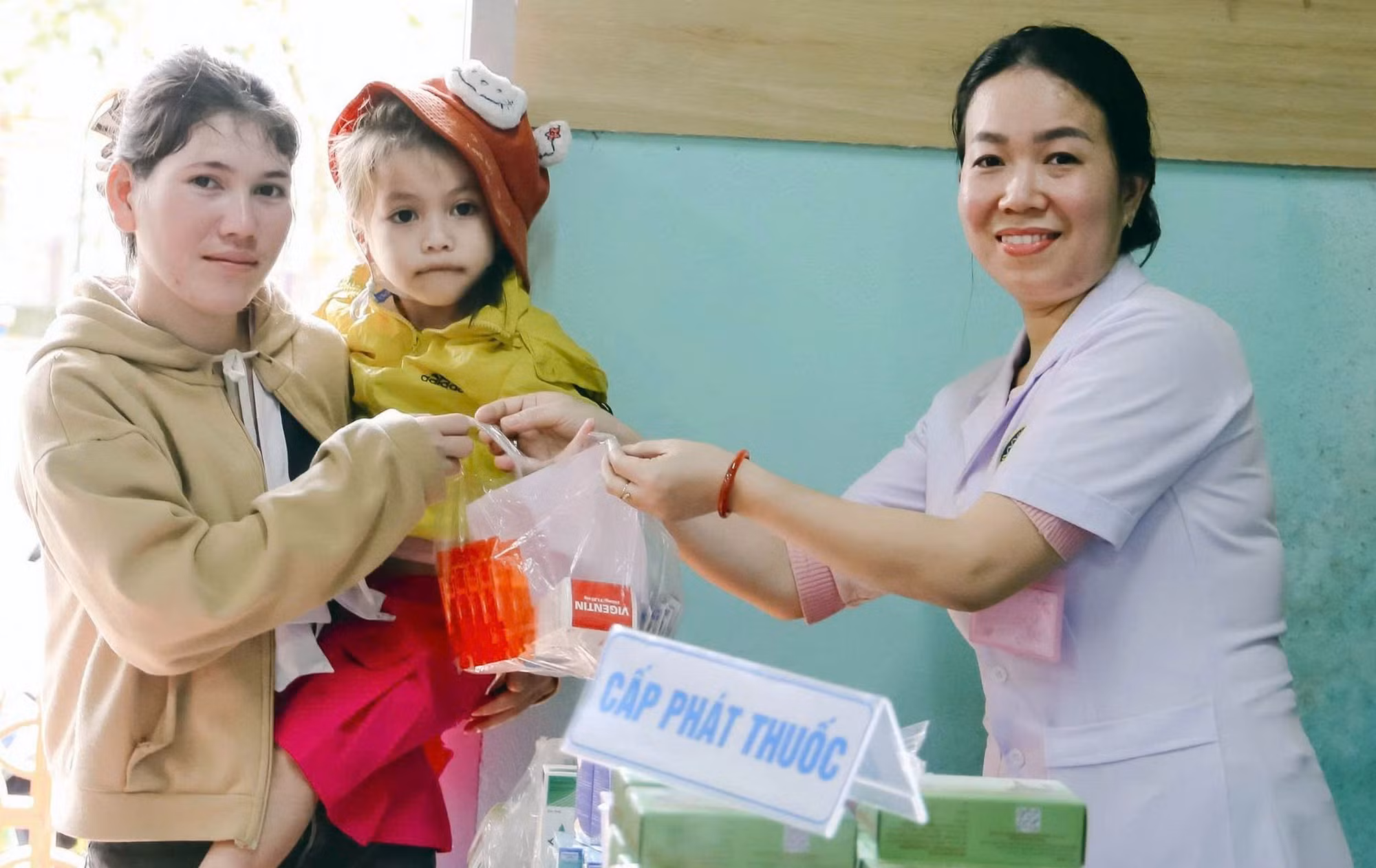 Phát thuốc miễn phí cho người dân vùng lũ quét và sạt lở núi Trà Mỹ, thành phố Đà Nẵng.