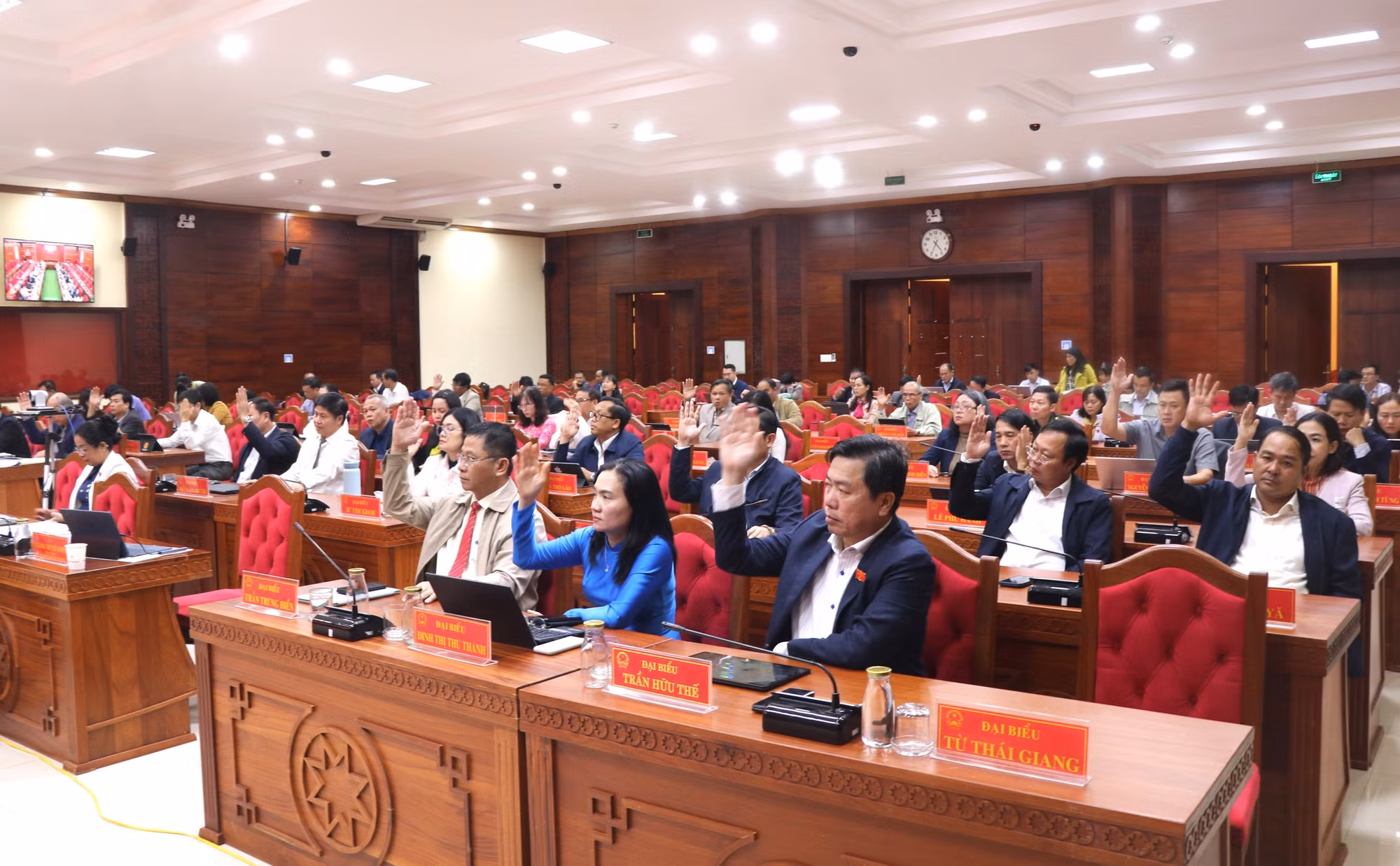Các đại biểu HĐND tỉnh Đắk Lắk biểu quyết thông qua các nghị quyết.