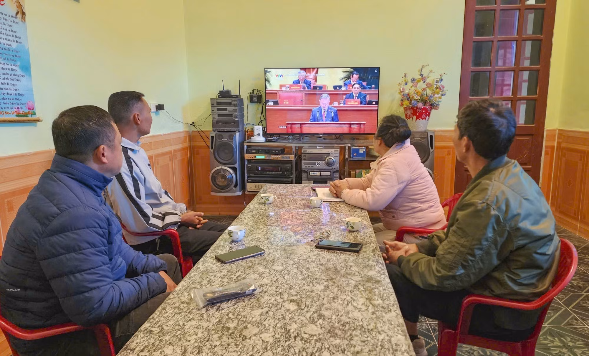 Người dân thôn Việt Yên, xã Thanh Yên theo dõi truyền hình trực tiếp Đại hội XIV của Đảng. Ảnh: TTXVN phát
