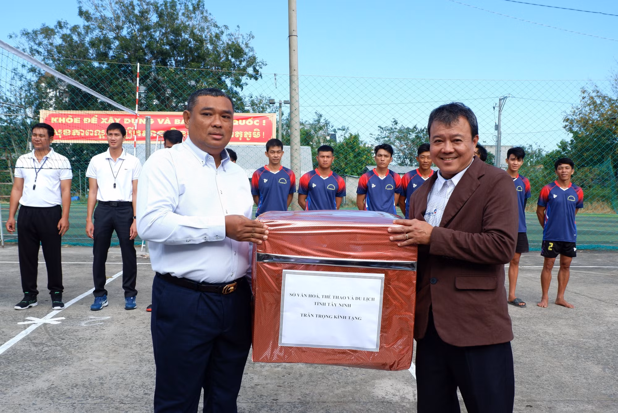 Phó Giám đốc Sở Văn hoá, Thể thao và Du lịch tỉnh Tây Ninh Huỳnh Cao Chánh trao quà cho tỉnh Svay Rieng.