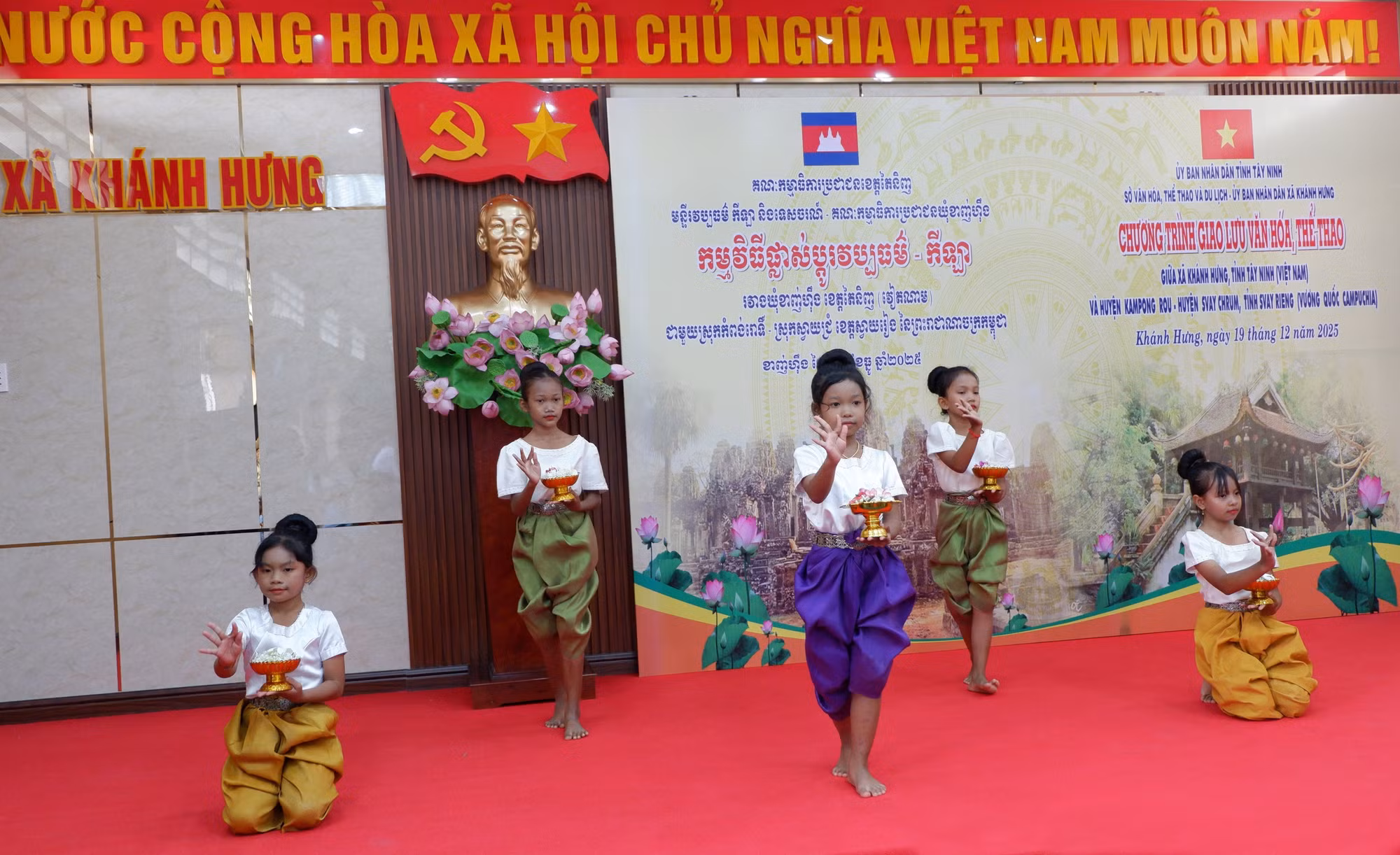 Tiết mục múa của Đội văn nghệ huyện Svay Chrum (tỉnh Svay Rieng, Campuchia).