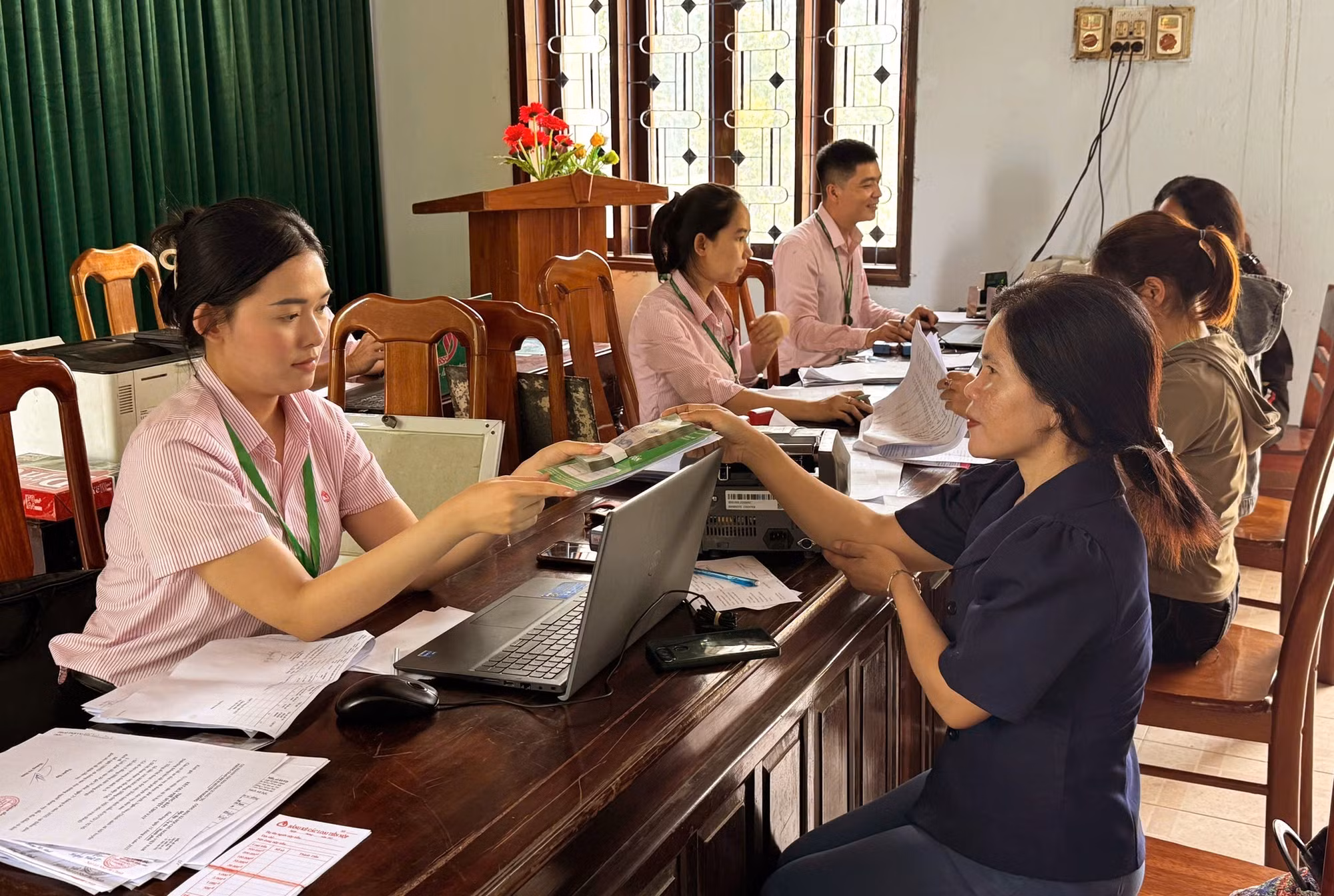 Người dân được vay vốn tại Ngân hàng Chính sách xã hội tỉnh Quảng Trị qua các chương trình tín dụng chính sách.