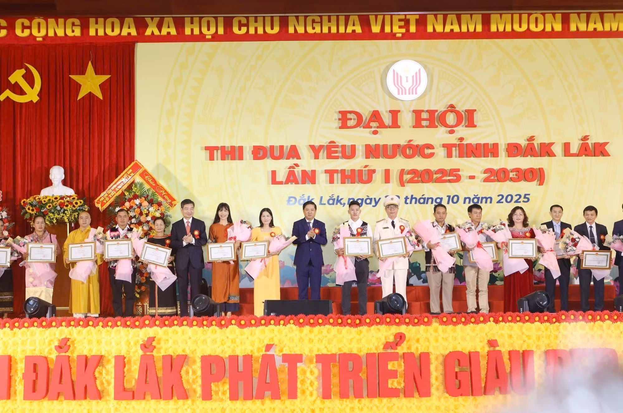 Trao Bằng khen cho cá nhân có thành tích xuất sắc trong phong trào thi đua yêu nước.
