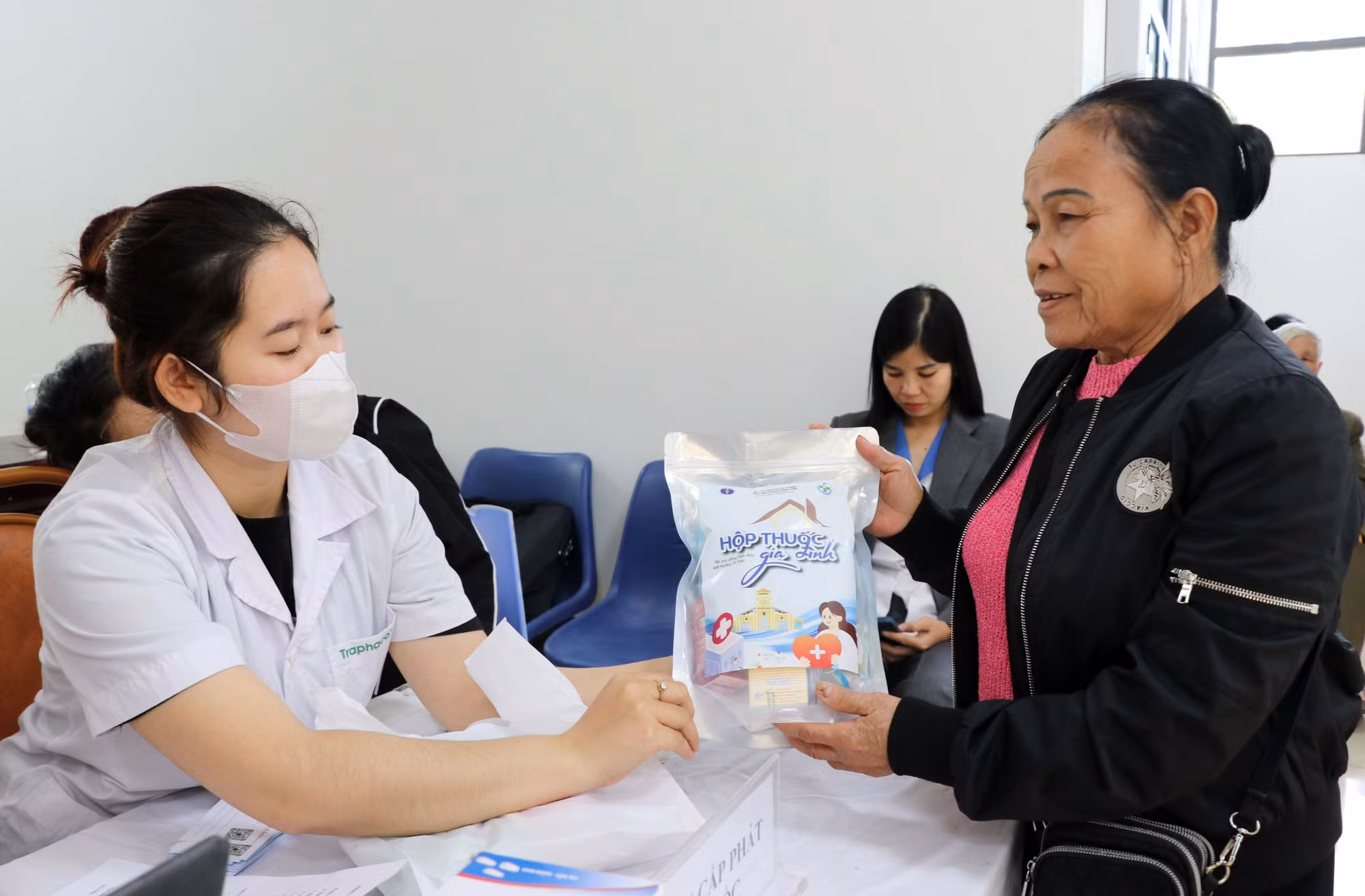 Cán bộ y tế hướng dẫn cách sử dụng và cấp phát thuốc miễn phí cho người dân phường Hà Giang 1 (Tuyên Quang) bị ảnh hưởng sau lũ lụt tháng 10 vừa qua.