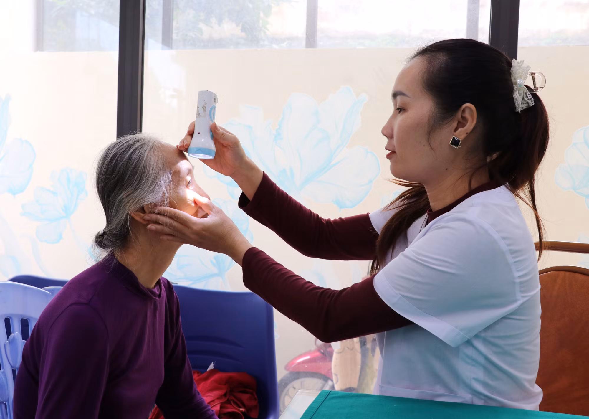 Khám, kiểm tra sức khỏe miễn phí cho người dân phường Hà Giang 1 (Tuyên Quang) bị ảnh hưởng sau lũ lụt tháng 10 vừa qua.