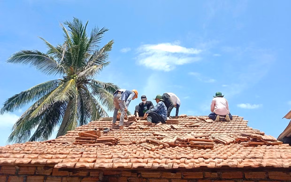 Lực lượng thanh niên và dân quan địa phương góp công xây dựng nhà mới cho người dân tỉnh Đắk Lắk. Ảnh: TTXVN phát