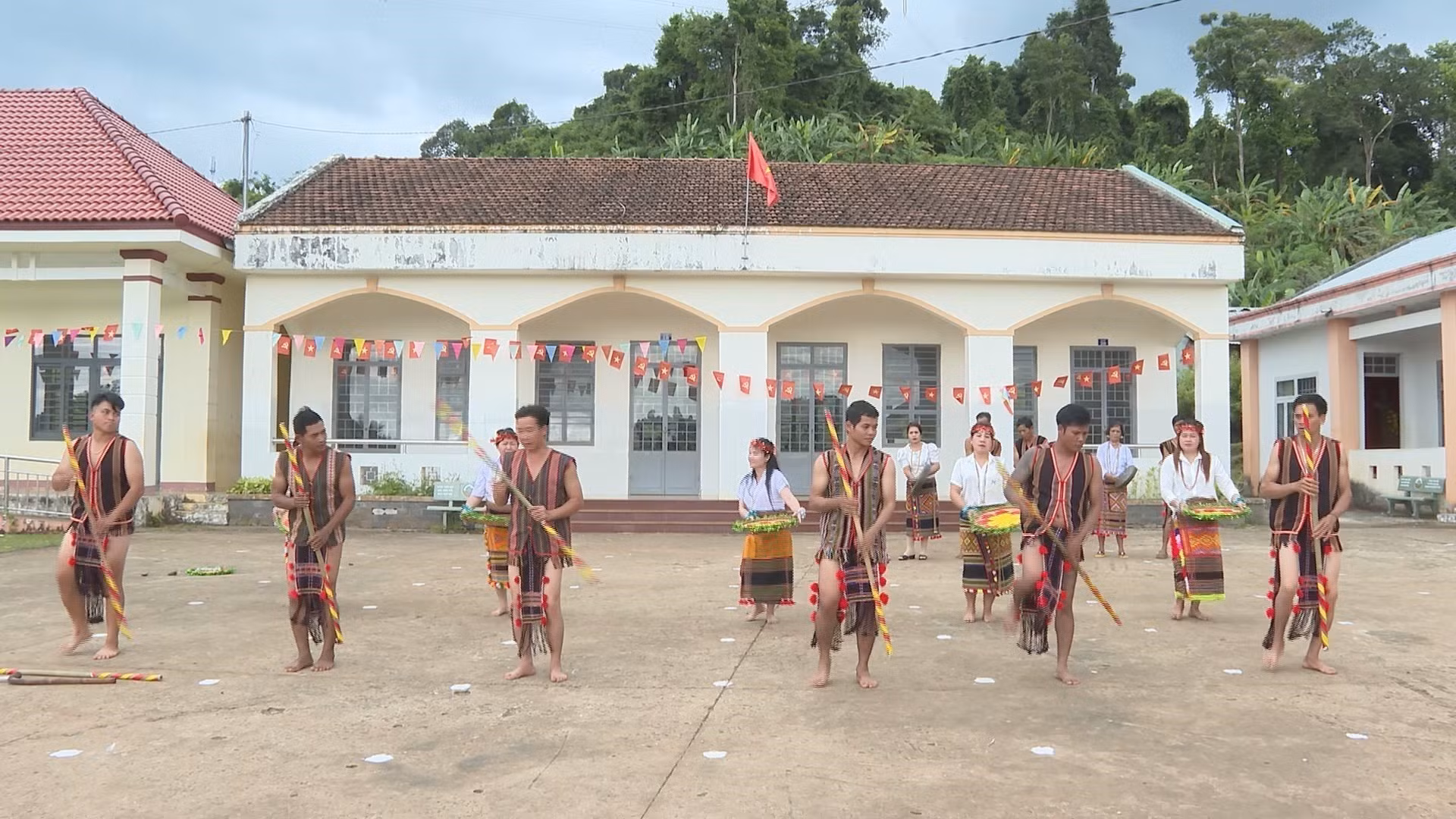 Đội múa tại nhà văn hóa cộng đồng thôn Hưng Đăng (xã Bù Đăng) tập biểu diễn múa của dân tộc S’tiêng.