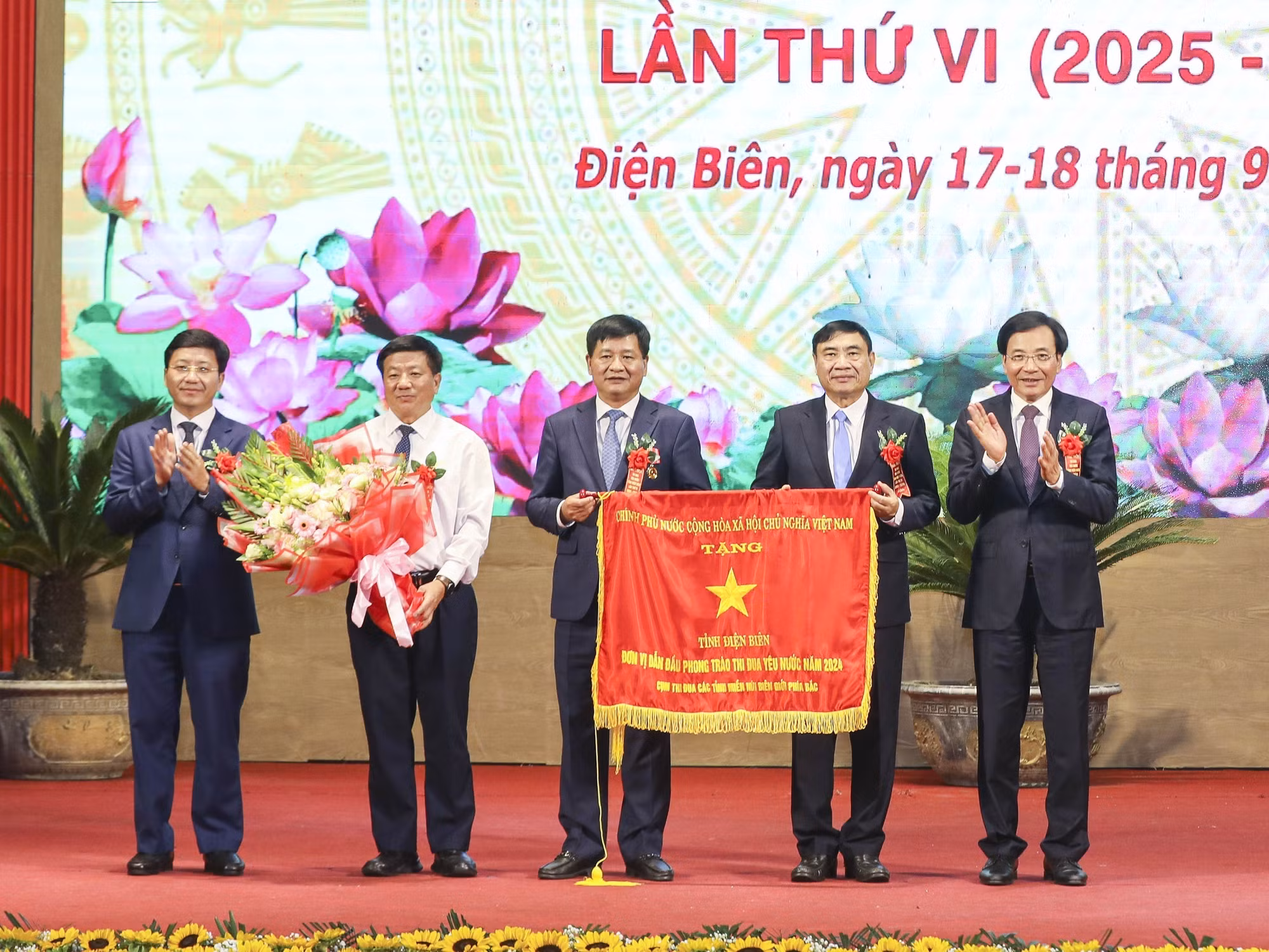 Ông Trần Văn Sơn, Ủy viên Trung ương Đảng, Bộ trưởng, Chủ nhiệm Văn phòng Chính phủ, trao tặng Cờ thi đua của Chính phủ cho tỉnh Điện Biên. Ảnh: Xuân Tư/TTXVN