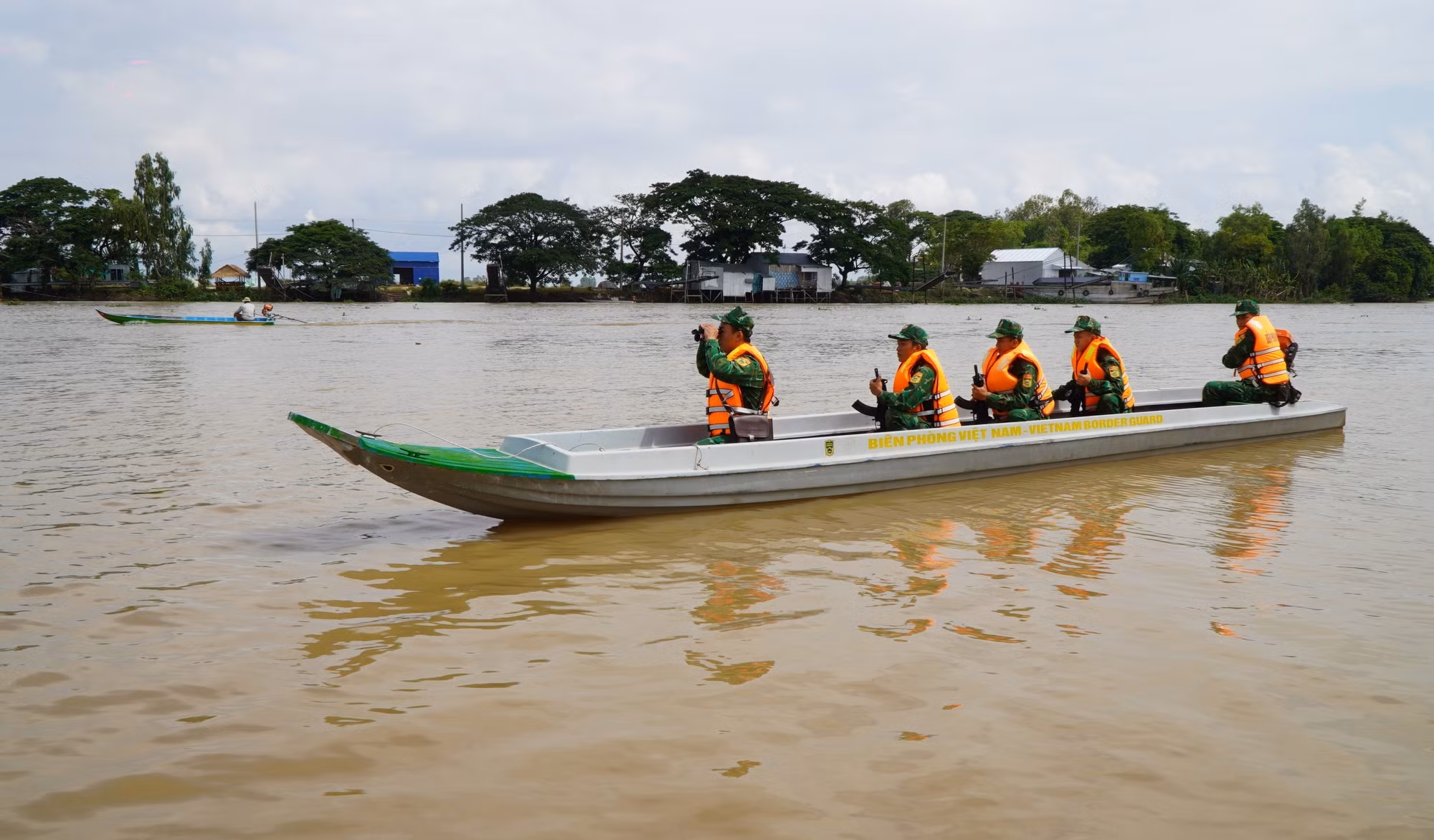 Tổ công tác của Đồn Biên phòng Cầu Muống (phường Thường Lạc, tỉnh Đồng Tháp) tuần tra phòng, chống buôn lậu trong mùa nước nổi.