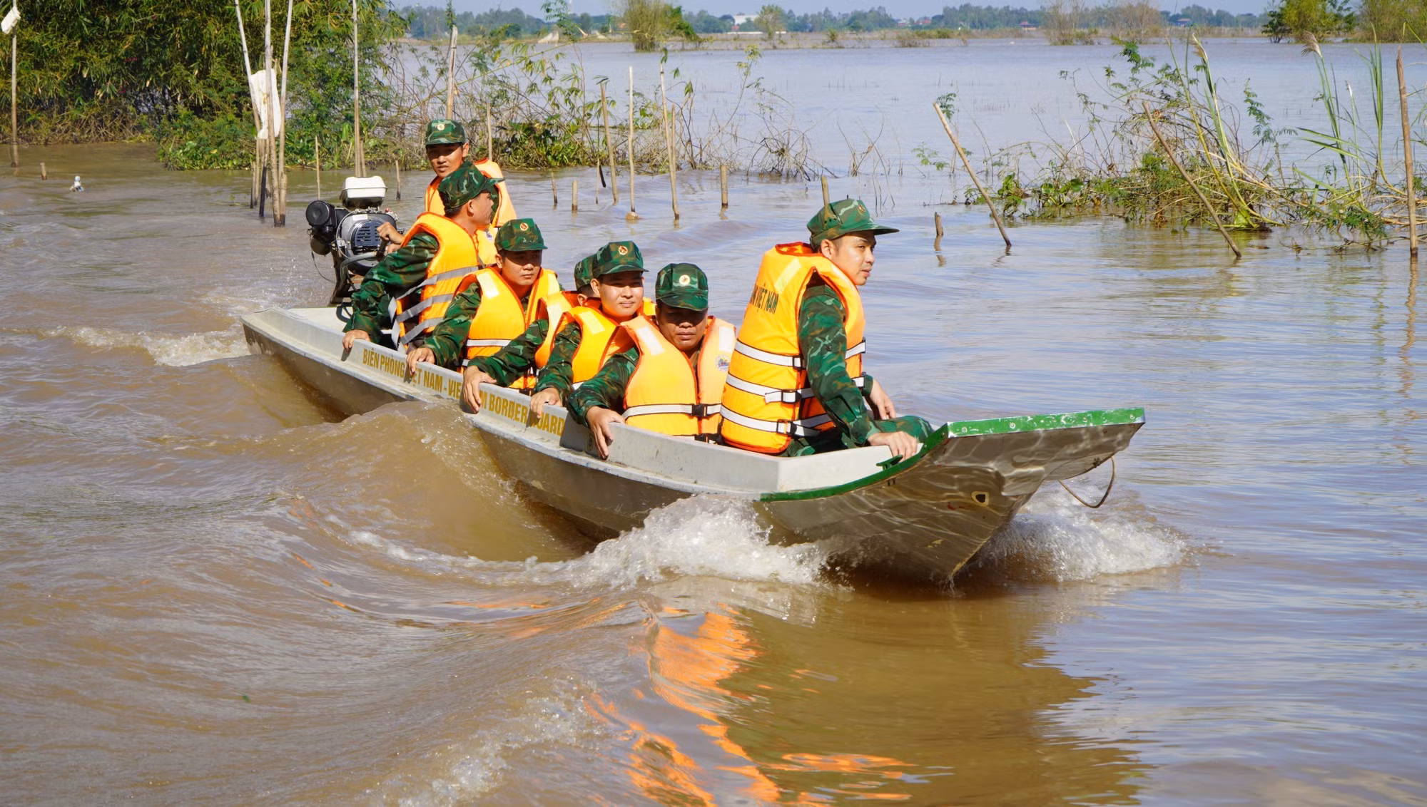 Tổ công tác của Đồn Biên phòng Cửa khẩu quốc tế Thường Thước (xã Thường Phước, tỉnh Đồng Tháp) đi tuần tra bằng phương tiện thủy trong mùa nước nổi.