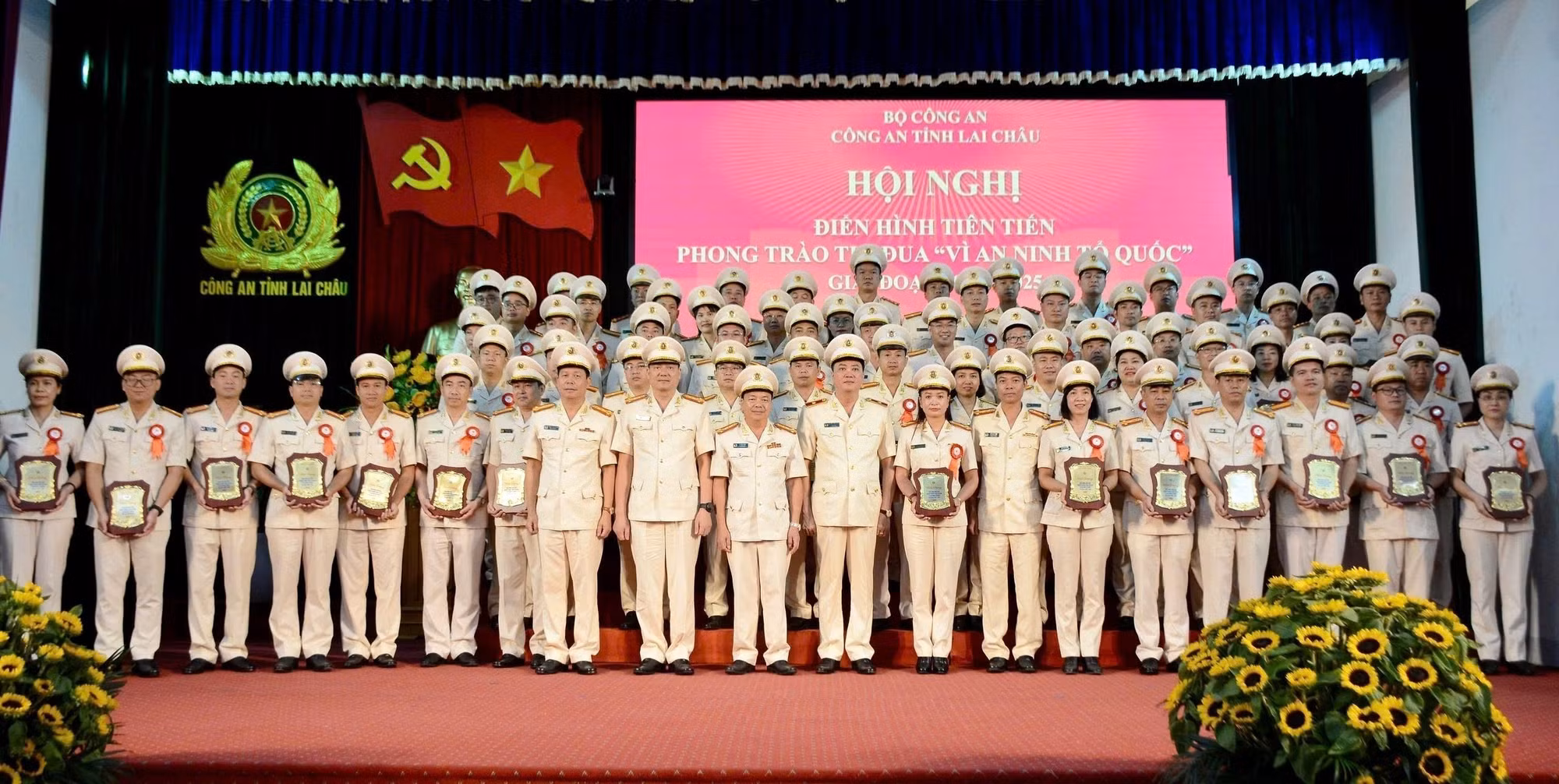Công an Lai Châu biểu dương 80 tập thể, cá nhân điển hình tiên tiến trong phong trào thi đua “Vì an ninh Tổ quốc” lần thứ 12, giai đoạn 2020 - 2025.