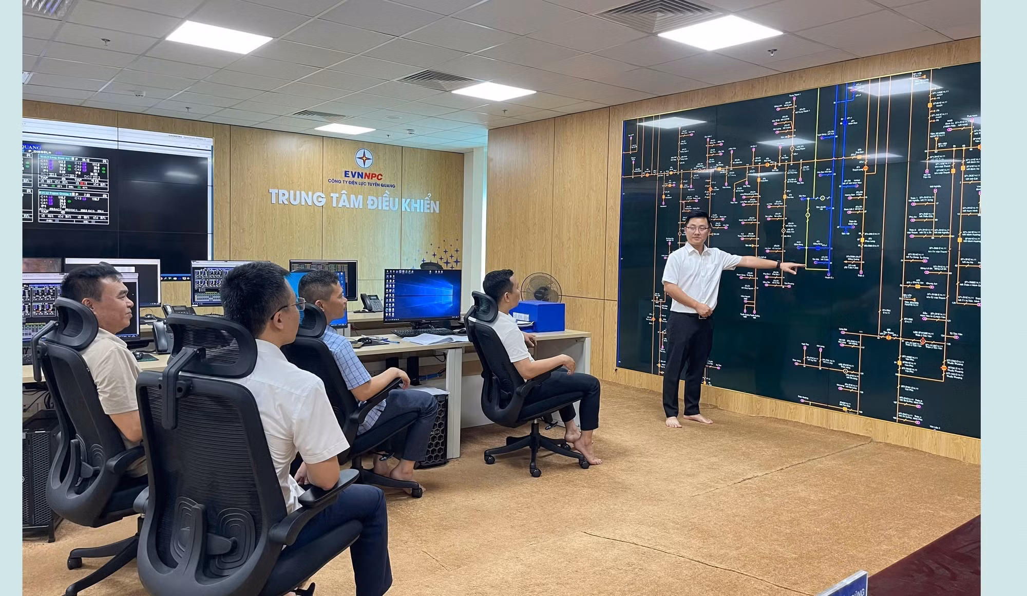 Kỹ sư Phạm Quốc Tiến trình bày phương án triển khai thực hiện rà soát sơ đồ lưới điện tỉnh Tuyên Quang.