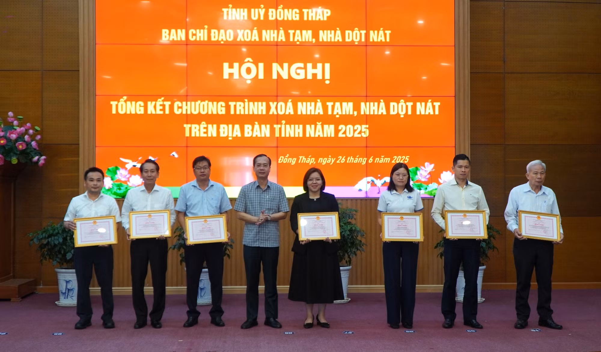 Trao Bằng khen cho các tập thể, cá nhân có thành tích tiêu biểu trong thực hiện Chương trình xóa nhà tạm, nhà dột nát năm 2025.
