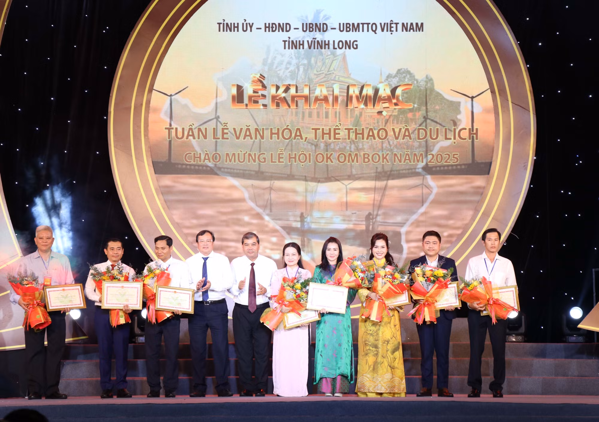 Ban Tổ chức tặng hoa cám ơn các nhà tài trợ.