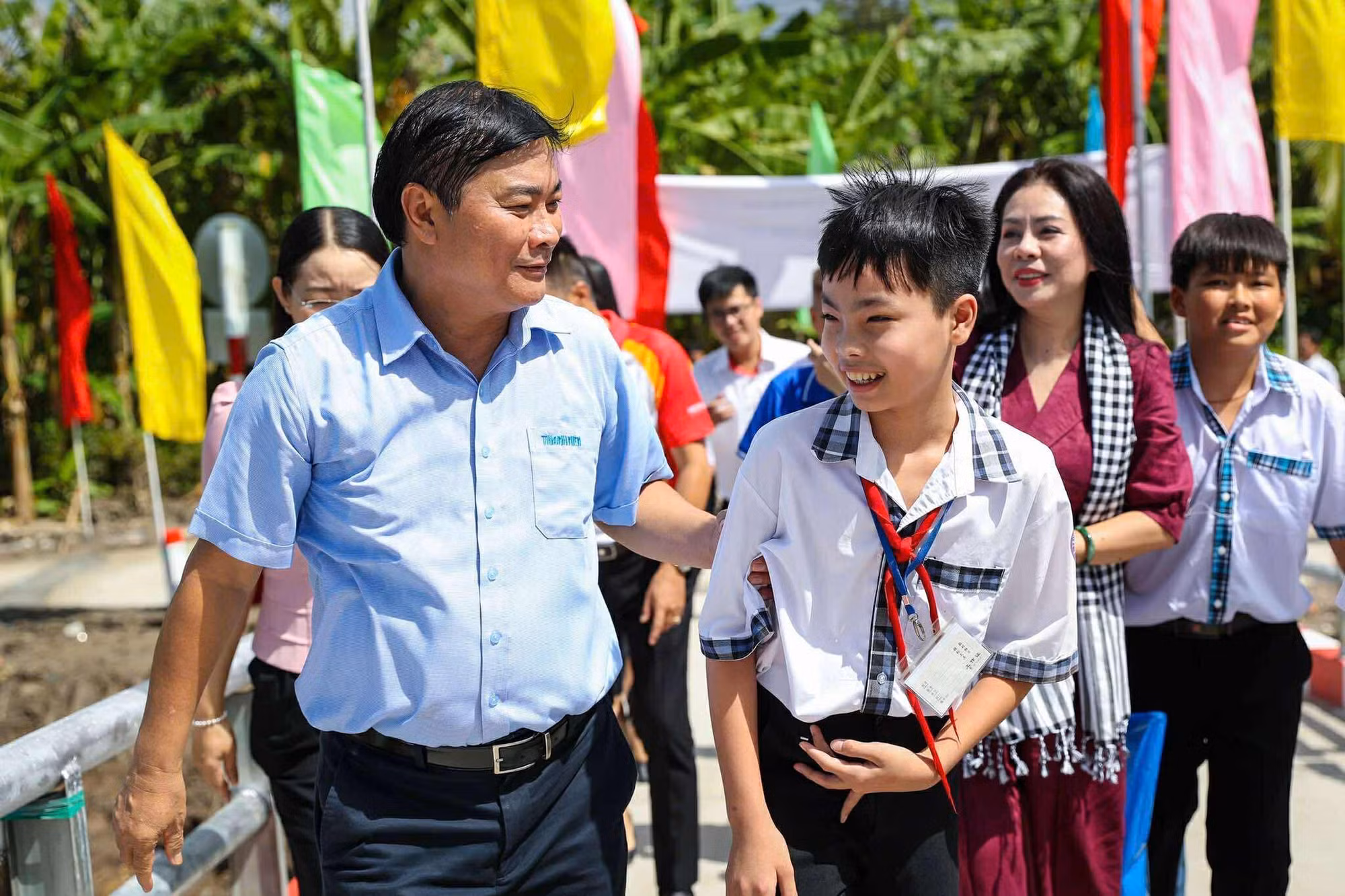 Chiếc cầu bê tông kiên cố được đưa vào sử dụng giúp người dân, học sinh trên địa bàn lưu thông thuận tiện hơn.