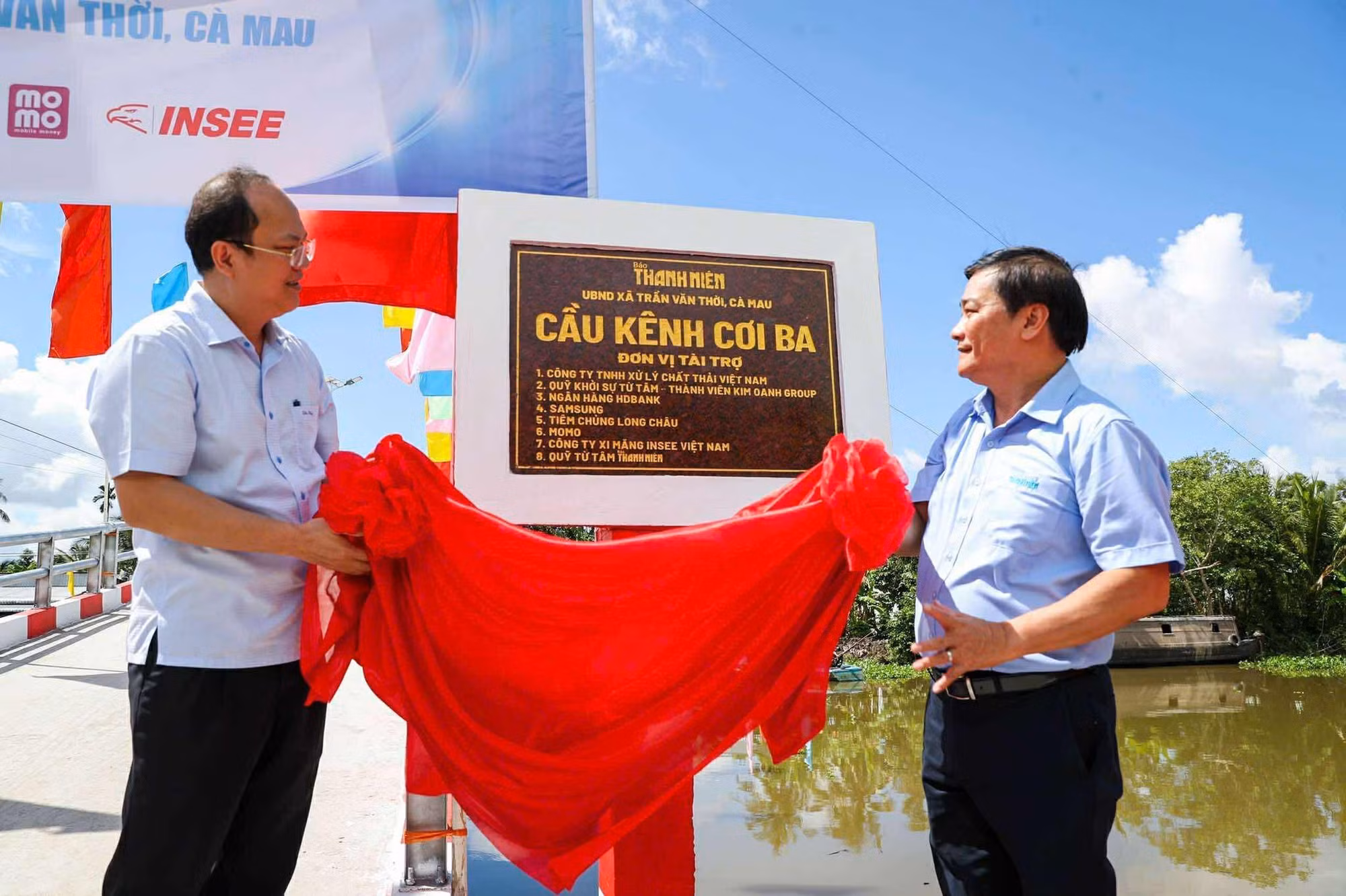 Bí thư Tỉnh ủy Cà Mau Nguyễn Hồ Hải và Tổng biên tập Báo Thanh Niên Nguyễn Ngọc Toàn thực hiện nghi thức khánh thành cầu.