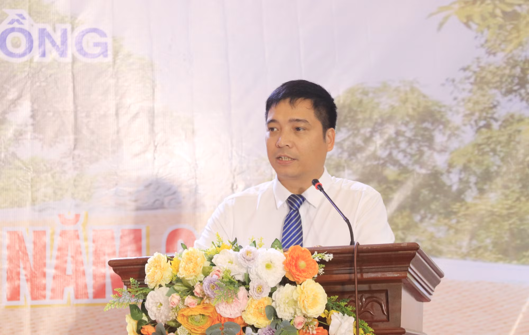 Phó Chủ tịch UBND xã Việt Hồng Đào Trọng Hai phát biểu khai mạc lễ hội. Ảnh: Tuấn Anh/TTXVN