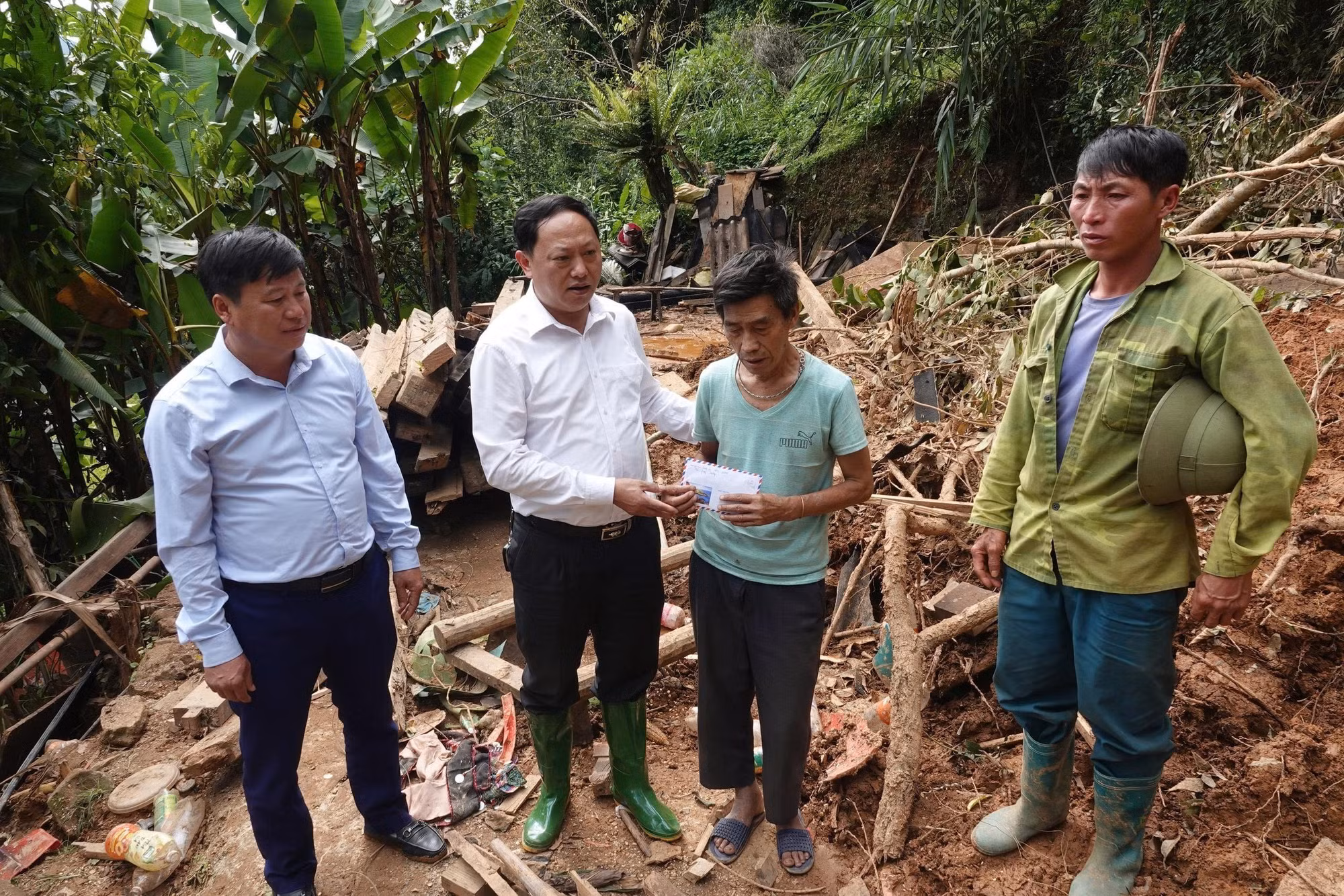 Lãnh đạo chính quyền các địa phương trong tỉnh Lào Cai thăm hỏi người dân bị thiệt hại. Ảnh: TTXVN phát
