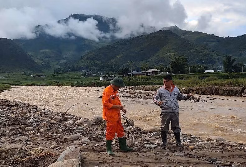 Nhân viên Chi nhánh Viettel Lào Cai khắc phục sự cố về đứt dây mạng. Ảnh: TTXVN phát