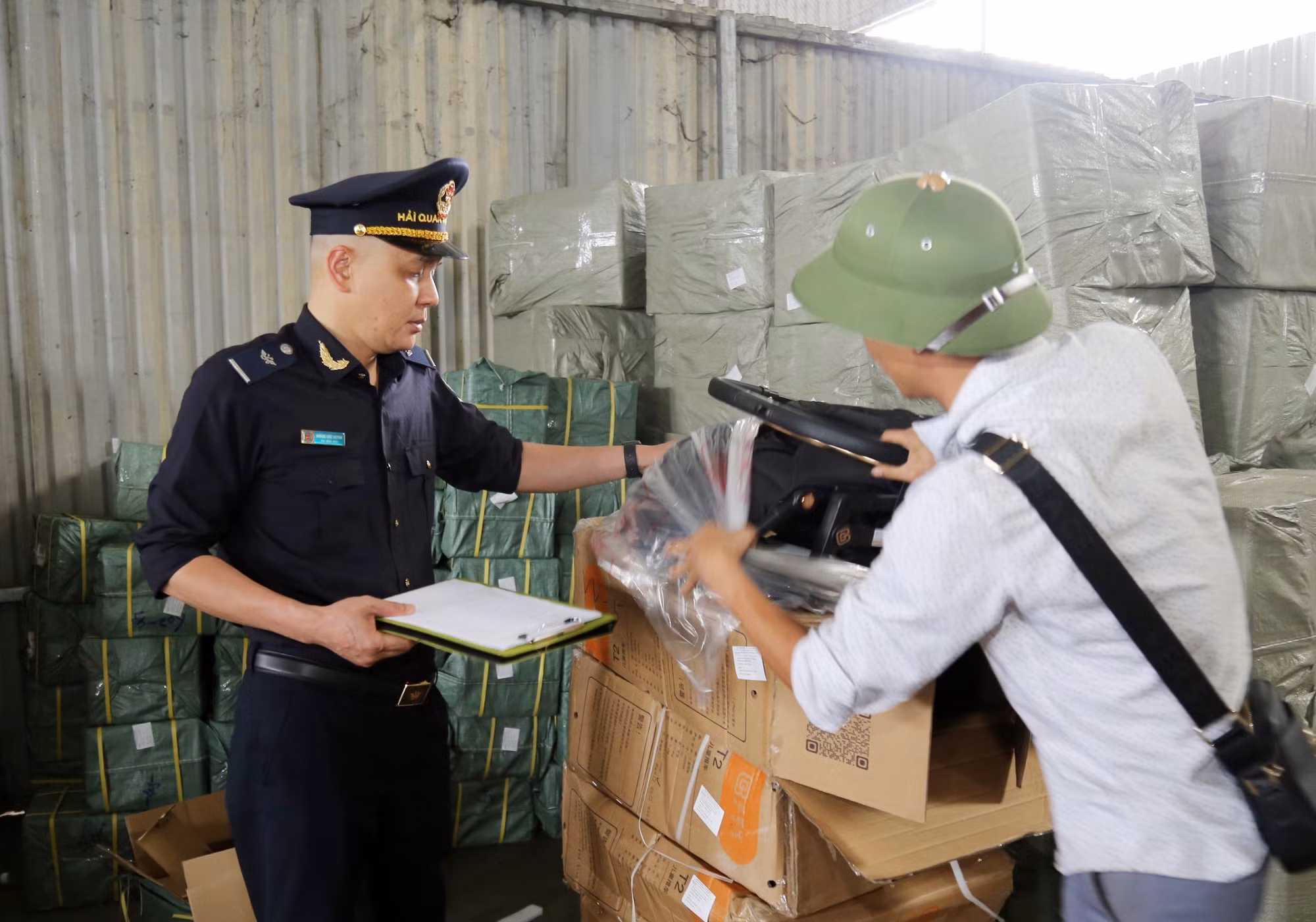Hải quan cửa khẩu quốc tế Hữu Nghị (Lạng Sơn) kiểm tra hàng hóa nhập khẩu tại kho bãi khu vực cửa khẩu.