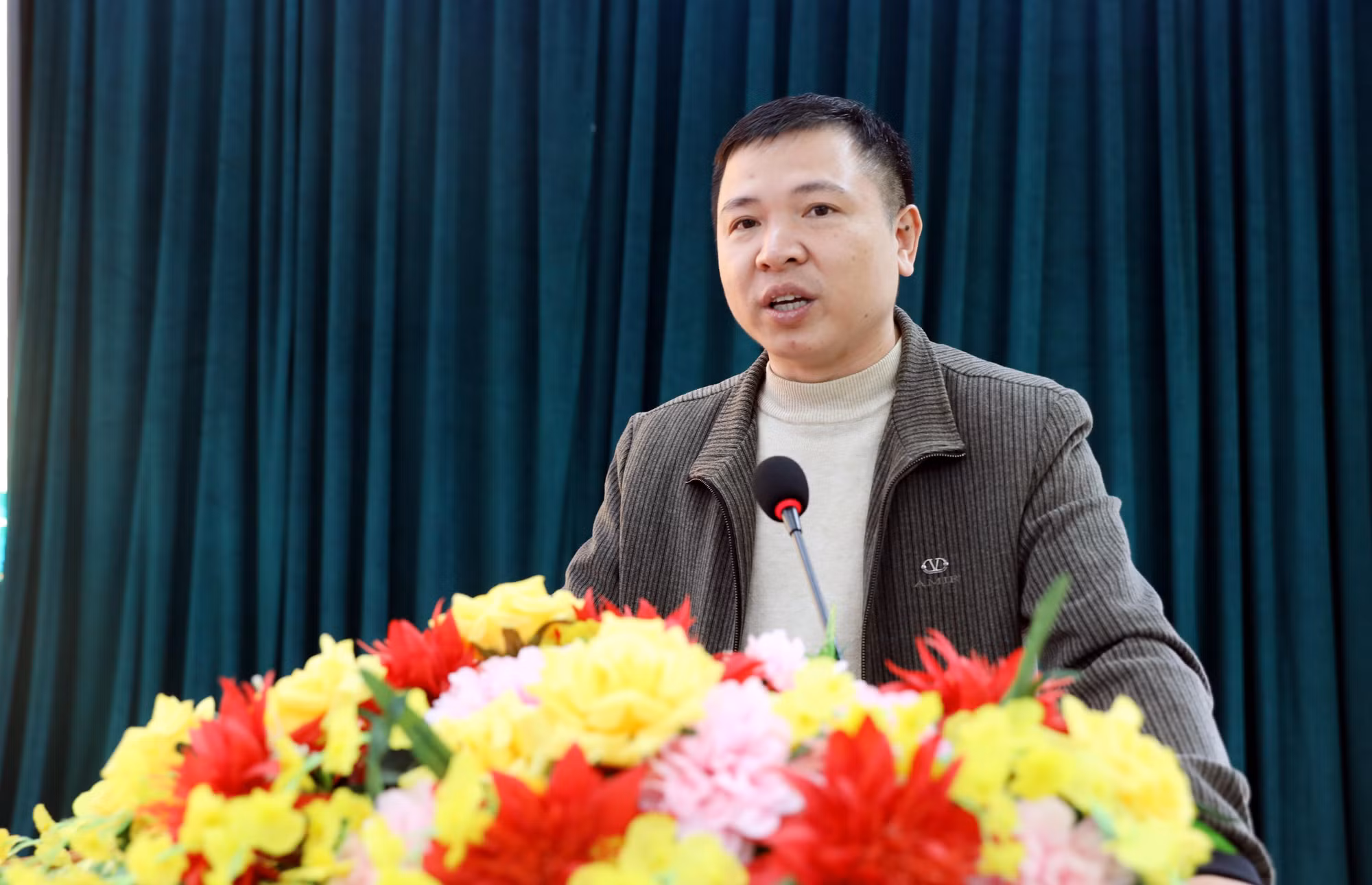 Ông Hoàng Văn Cảnh, Phó Chủ tịch UBND xã Tân Trào phát biểu cảm ơn TTXVN nhân dịp về thăm, chúc Tết các gia đình chính sách, hộ nghèo trên địa bàn.