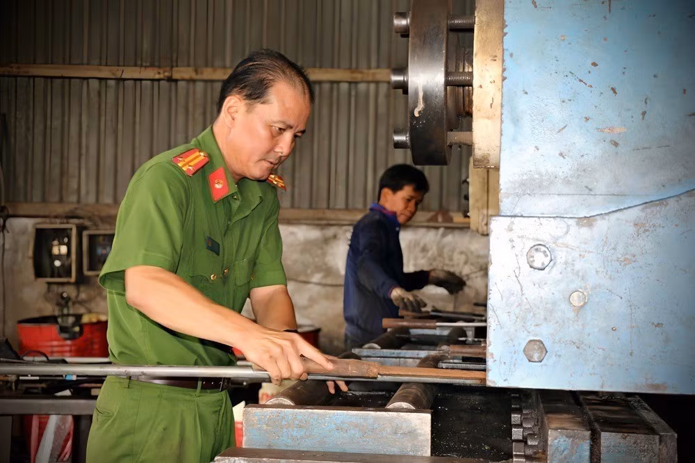 Tiêu hủy công cụ hỗ trợ, vũ khí thô sơ. Ảnh: TTXVN phát