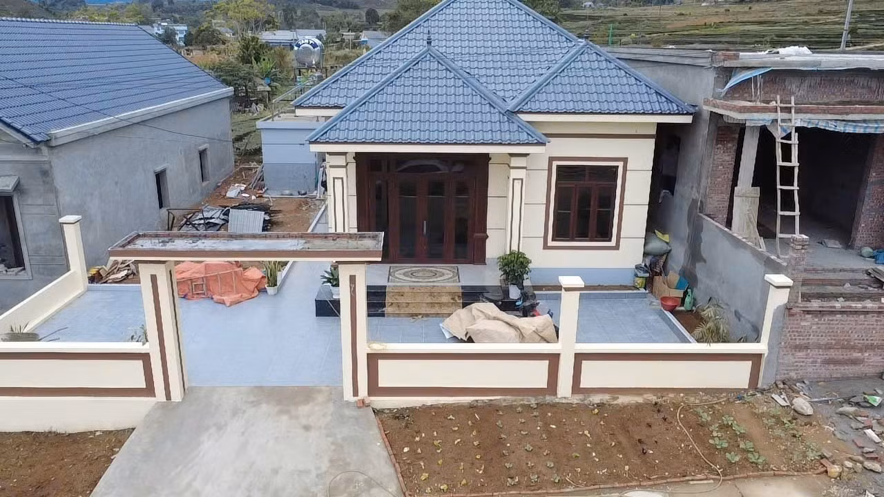 Một ngôi nhà khang trang tại khu tái định cư bản Hợp Nhất, xã Bản Bo (Lai Châu).