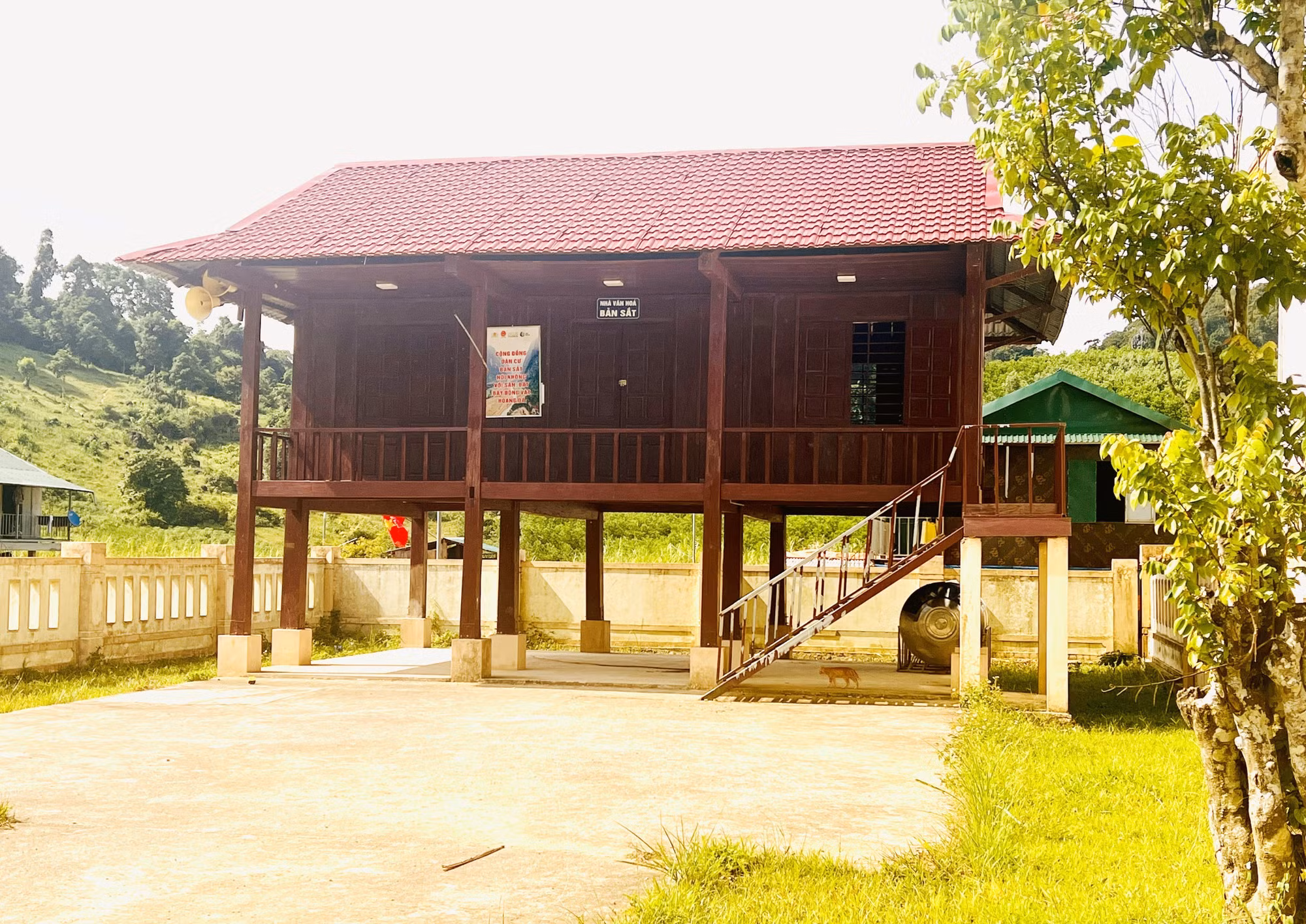 Nhà văn hóa bản Sắt được xây dựng khang trang, phù hợp với truyền thống văn hóa người Bru-Vân Kiều.