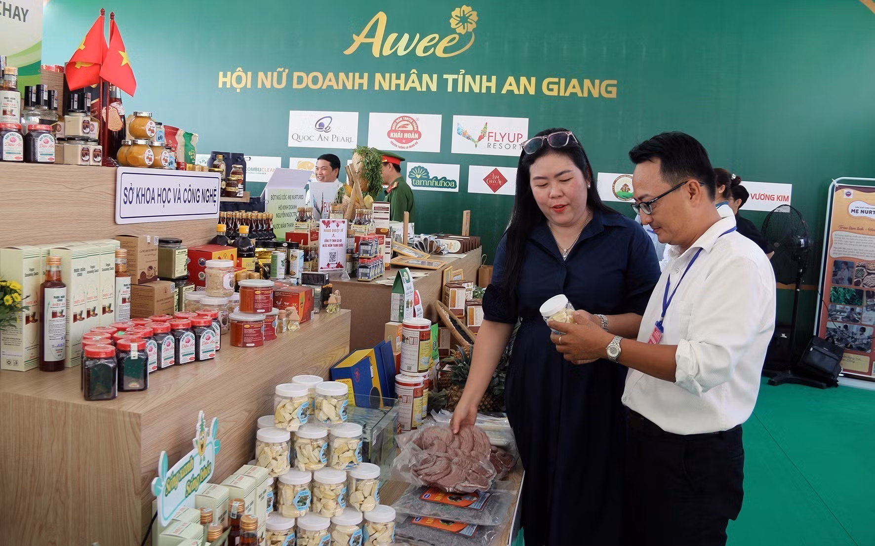 Các đại biểu tham quan khu trưng bày thành tựu kinh tế - xã hội tỉnh An Giang.
