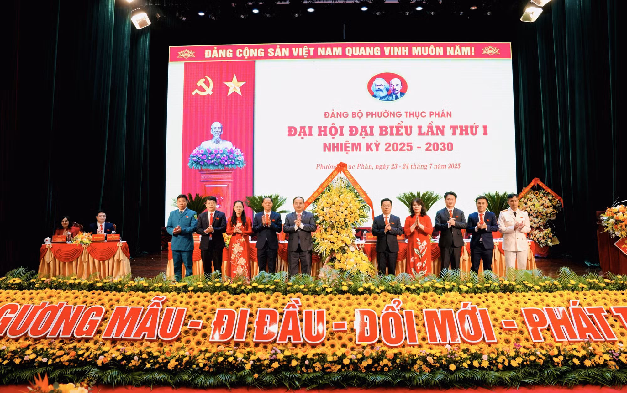 Bí thư Tỉnh ủy Cao Bằng Quản Minh Cường tặng hoa chúc mừng Đại hội.