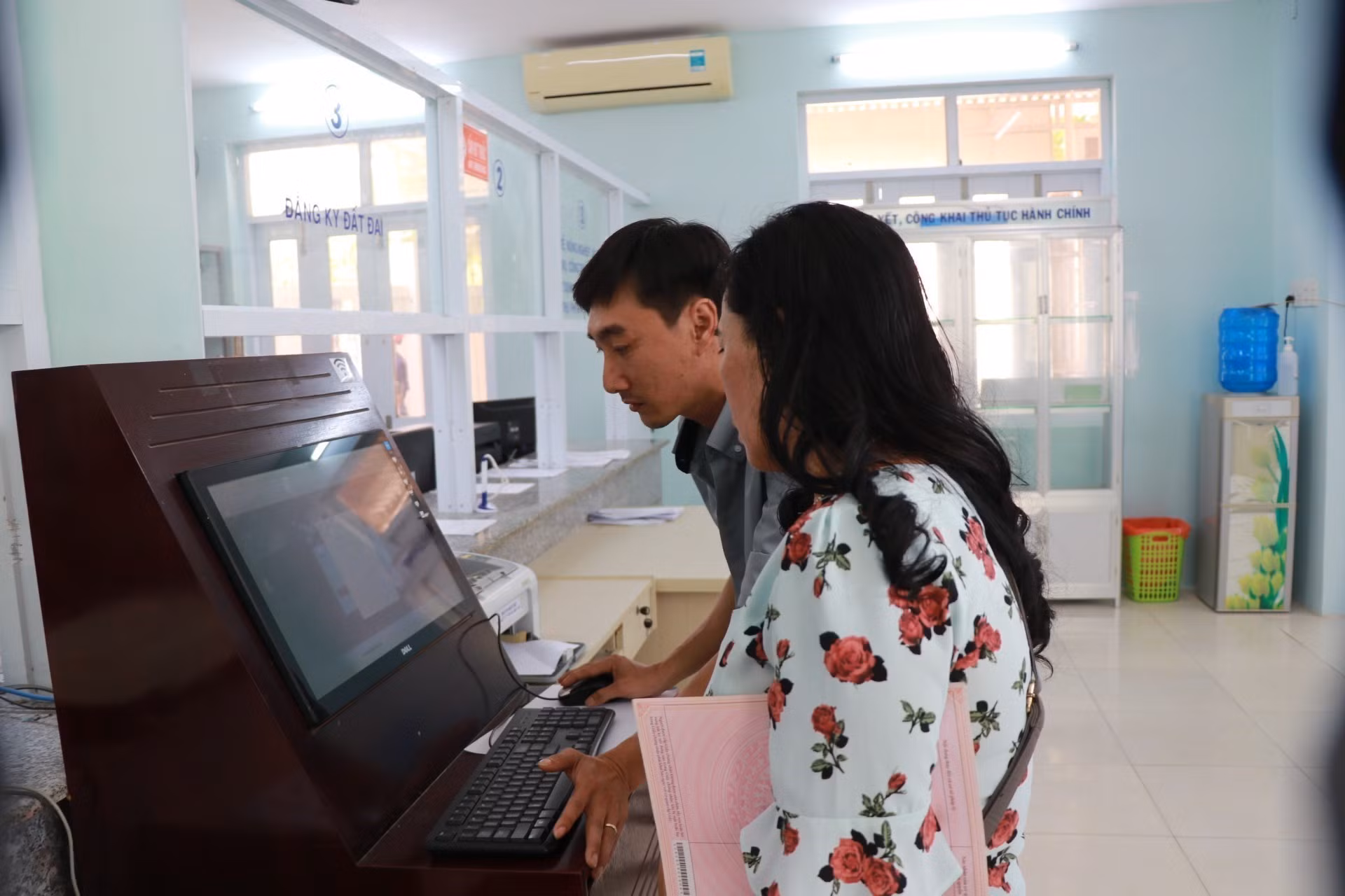 Cán bộ xã Khánh Vĩnh, tỉnh Khánh Hòa hướng dẫn người dân kê khai qua cổng Dịch vụ công trực tuyến Quốc gia. Ảnh: Phan Sáu/TTXVN