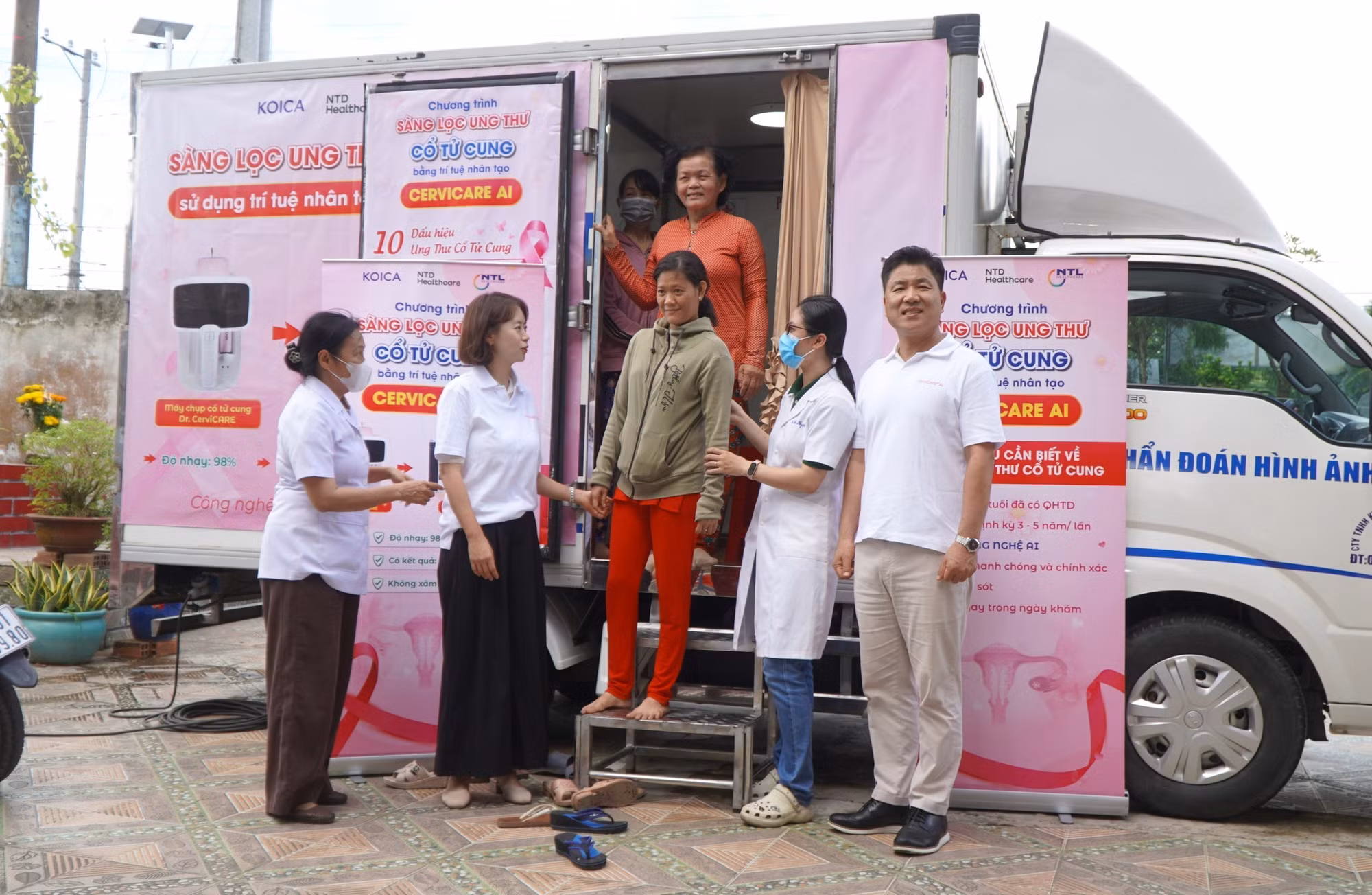 Phụ nữ ở xã Mỹ An Hưng, tỉnh Đồng Tháp được tầm soát ung thư cổ tử cung miễn phí bằng trí tuệ nhân tạo (AI) tiên tiến.
