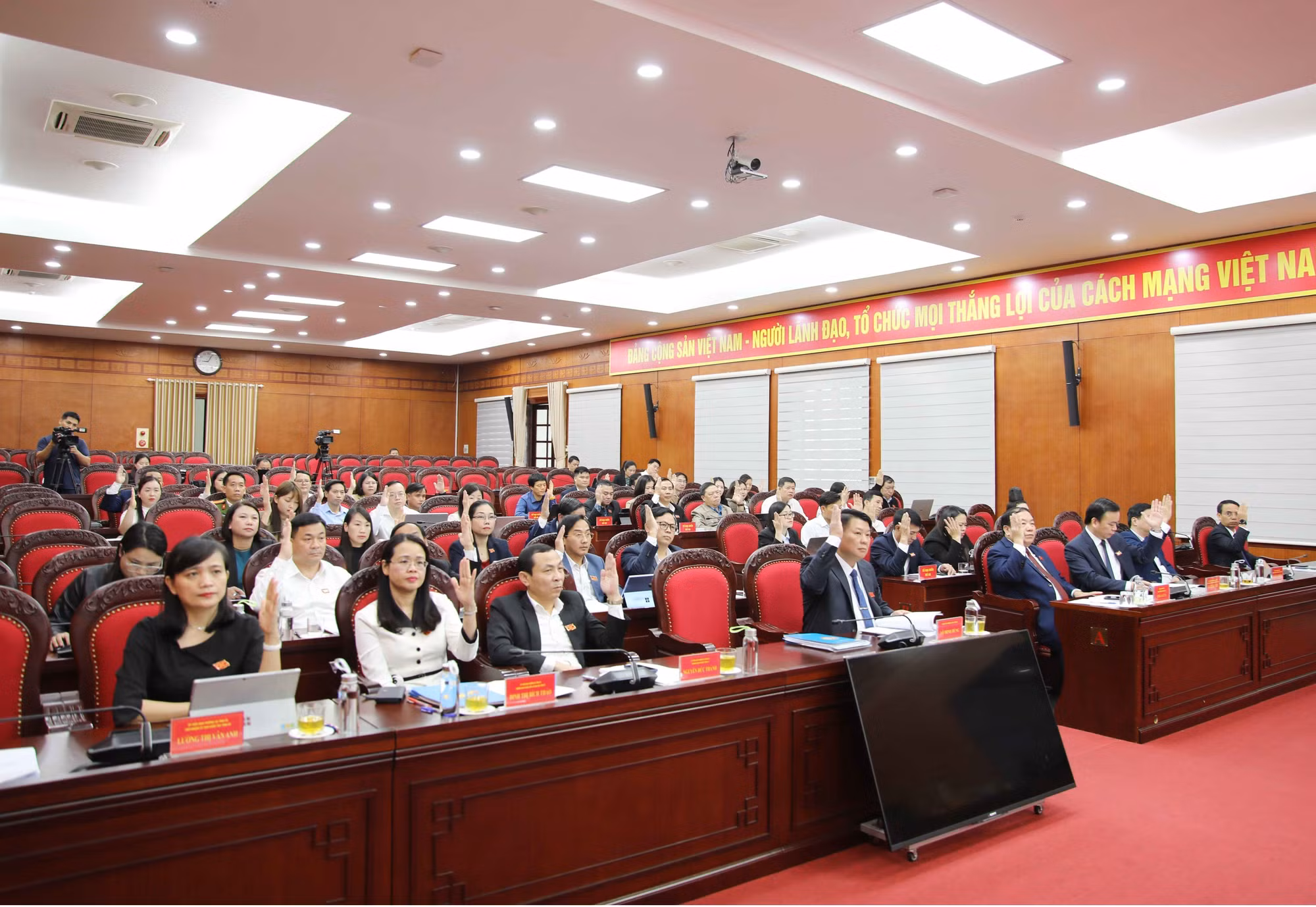Các đại biểu biểu quyết tại Kỳ họp.
