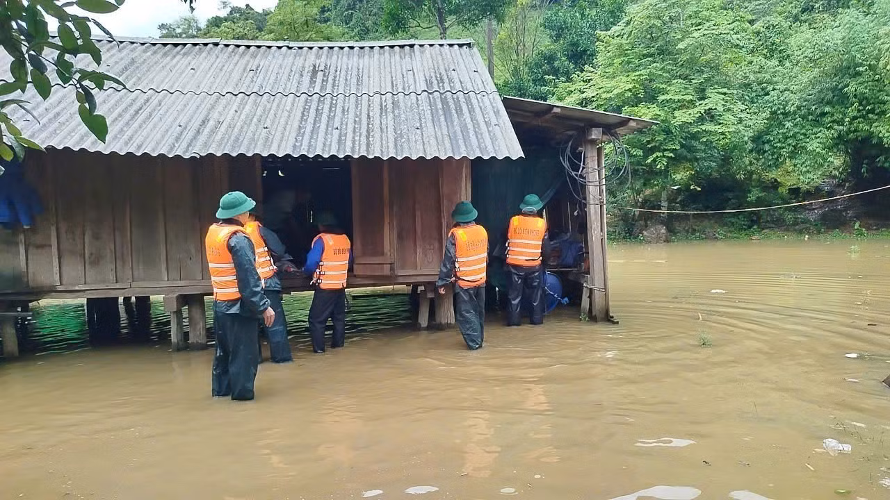 Đồn Biên phòng Làng Ho (Bộ đội Biên phòng Quảng Bình) hỗ trợ, giúp đỡ di dời 10 hộ, 52 người dân bản Mít Cát, xã Kim Thủy, huyện Lệ Thủy đến vị trí an toàn. Ảnh: TTXVN phát
