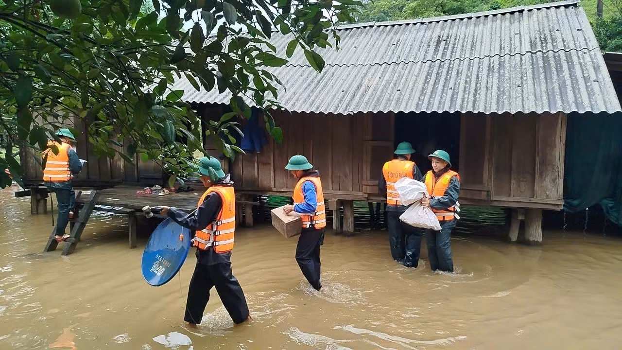 Đồn Biên phòng Làng Ho (Bộ đội Biên phòng Quảng Bình) hỗ trợ, giúp đỡ di dời 10 hộ, 52 người dân bản Mít Cát, xã Kim Thủy, huyện Lệ Thủy đến vị trí an toàn. Ảnh: TTXVN phát
