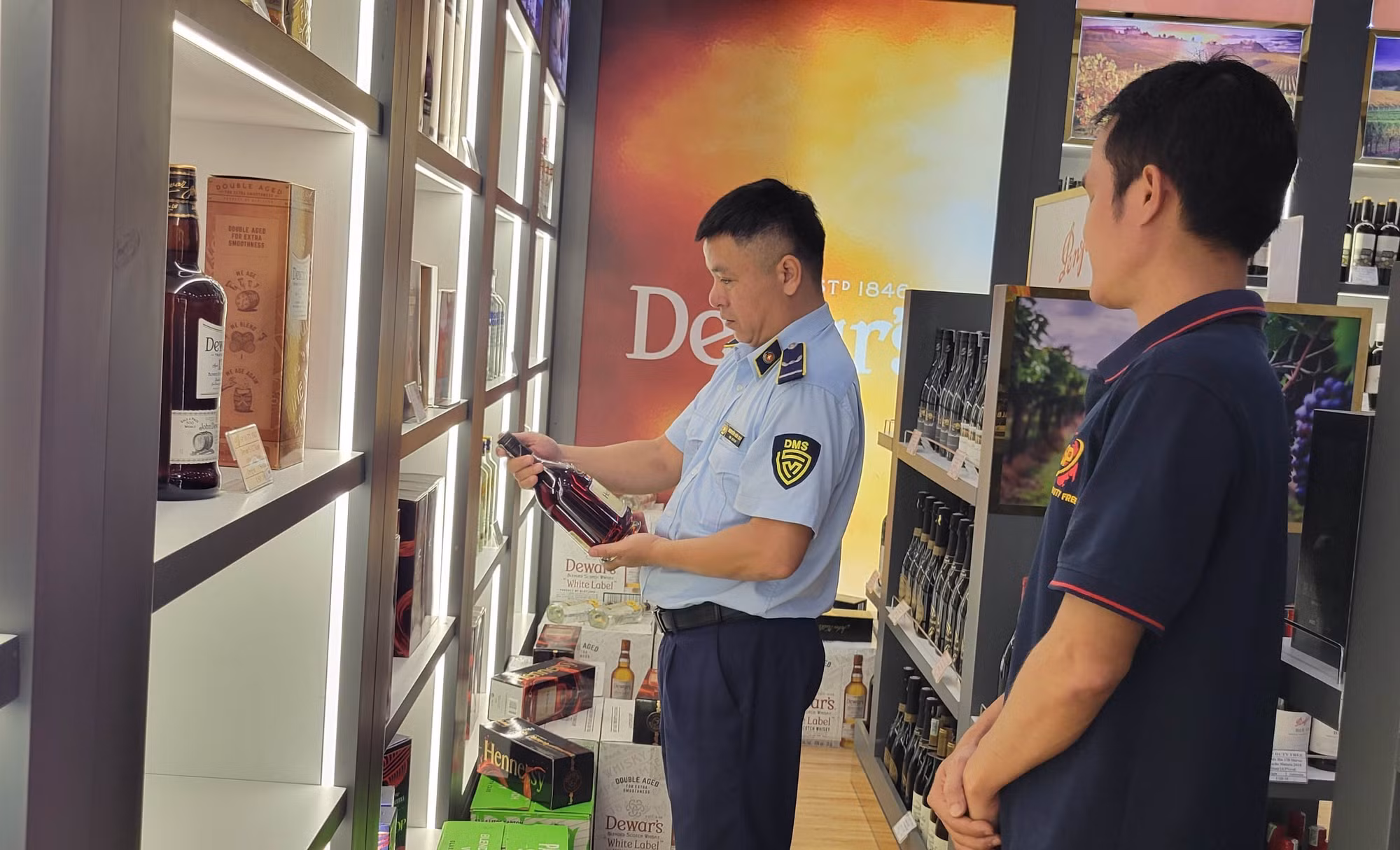 Lực lượng QLTT tỉnh Gia Lai kiểm tra các mặt hàng tại Cửa hàng miễn thuế khu vực Cửa khẩu Quốc tế Lệ Thanh, huyện biên giới Đức Cơ. Ảnh: Hoài Nam/TTXVN