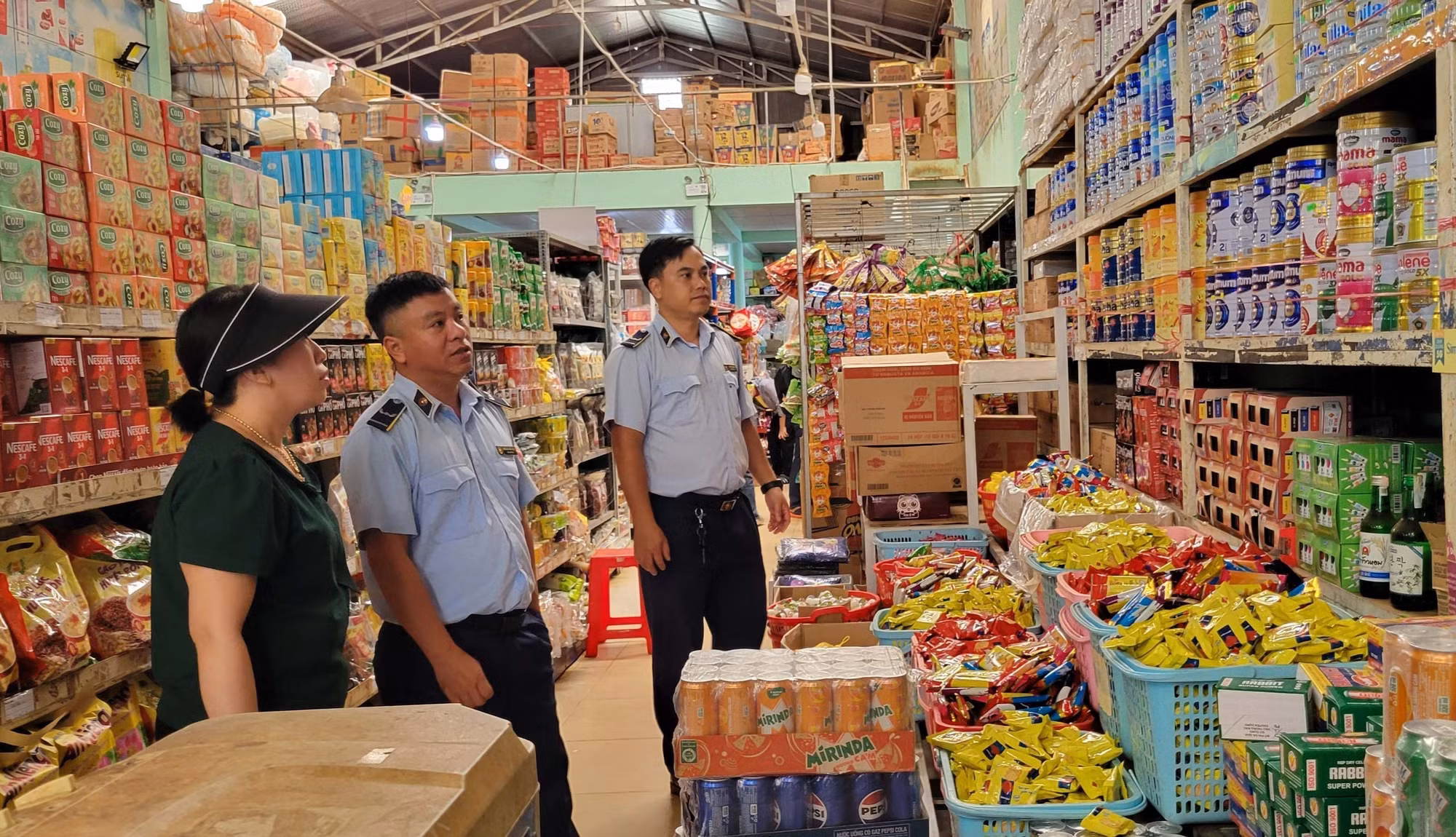 Lực lượng Quản lý thị trường tỉnh Gia Lai kiểm tra các mặt hàng thiết yếu trên địa bàn huyện biên giới Đức Cơ. Ảnh: Hoài Nam/TTXVN