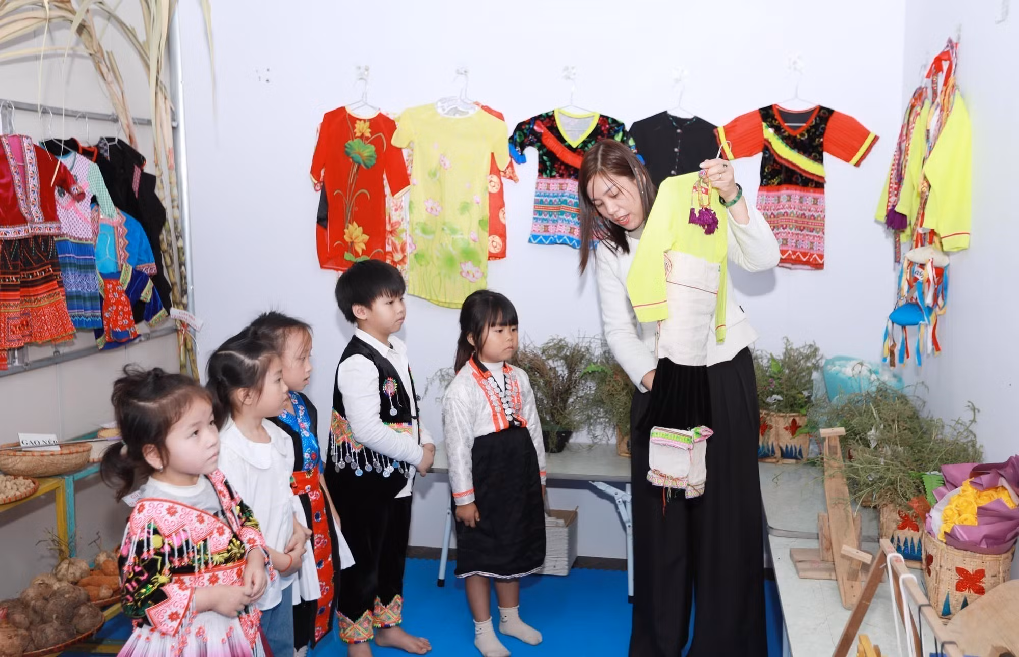 Để tăng cường tiếng Việt, giáo viên nhà trường đã xây dựng không gian văn hóa của các dân tộc sinh sống trên địa bàn để giới thiệu những bộ trang phục truyền thống của các dân tộc.