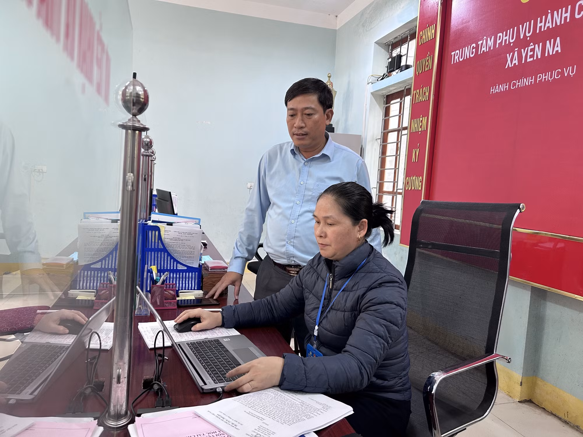 Xã Yên Na đã vận dụng kinh nghiệm của các cán bộ năng động, có kỹ năng chuyên môn vững chắc tại Trung tâm Phục vụ Hành chính công để hỗ trợ các tổ chuyển đổi số trong công tác chuyên môn.